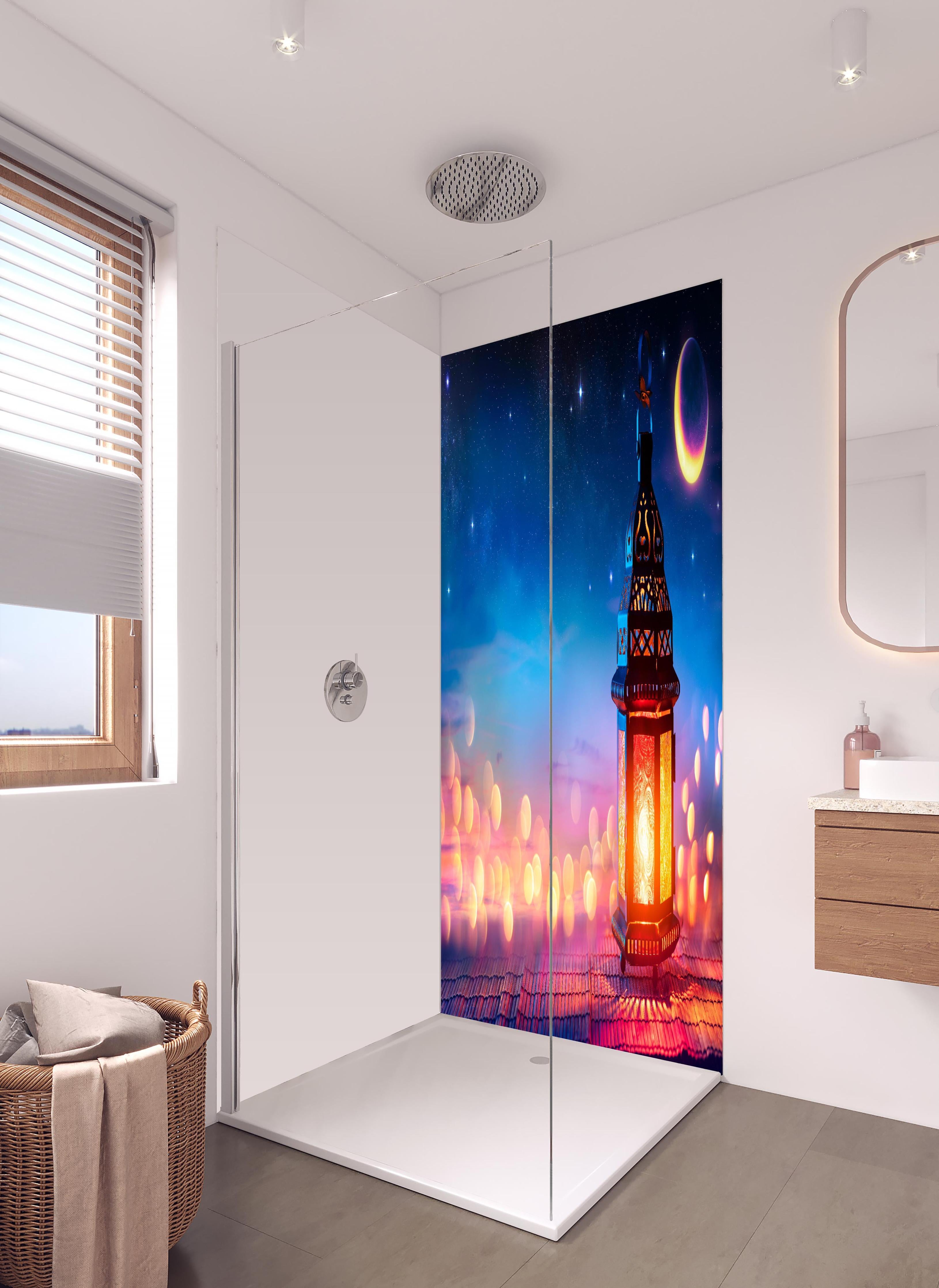 Duschrückwand - Laternenlicht bei Sternenhimmel in hellem Badezimmer mit Regenduschkopf - zweiteilige Eck-Duschrückwand