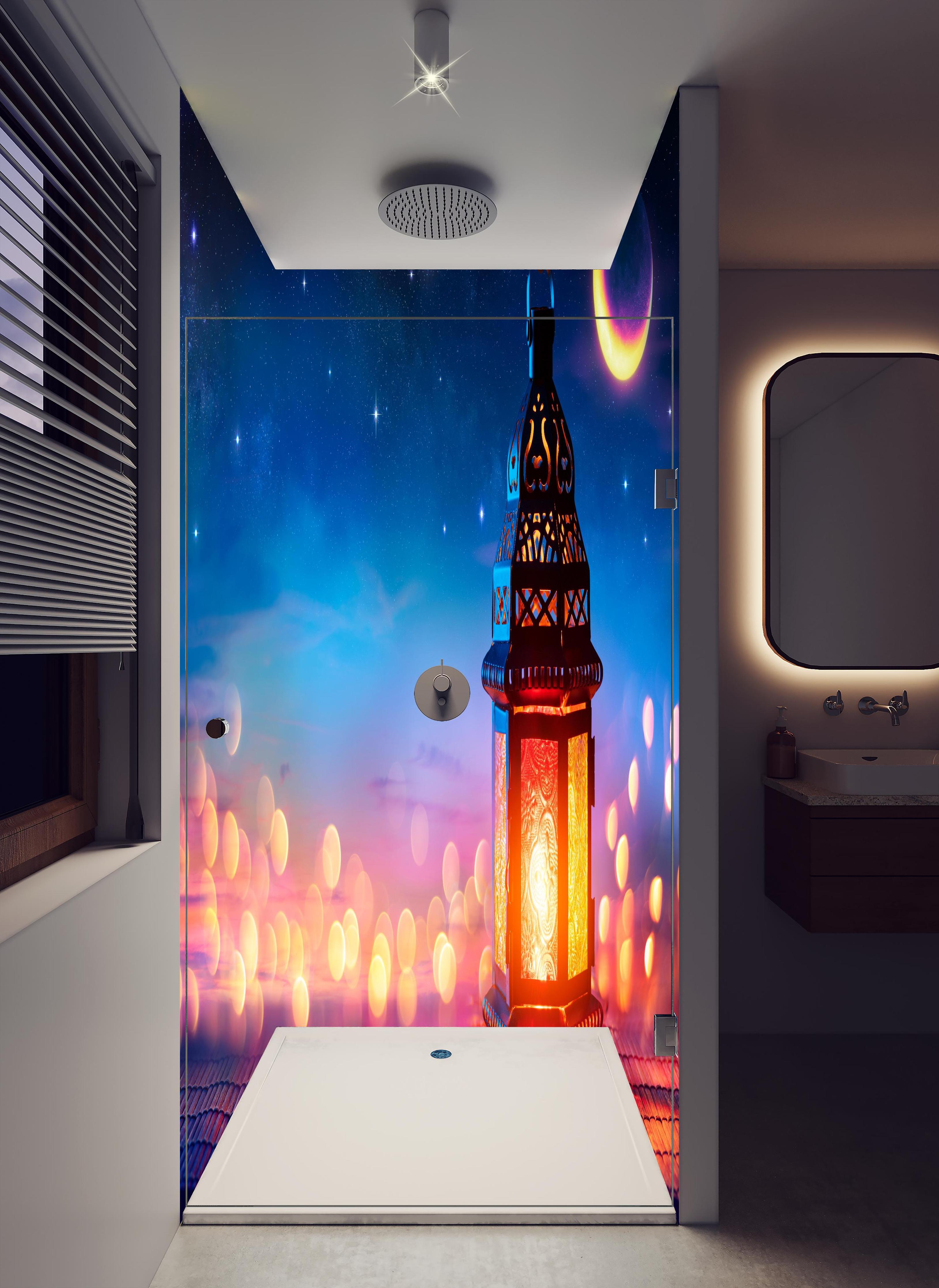 Duschrückwand - Laternenlicht bei Sternenhimmel in hellem Badezimmer mit Regenduschkopf - zweiteilige Eck-Duschrückwand