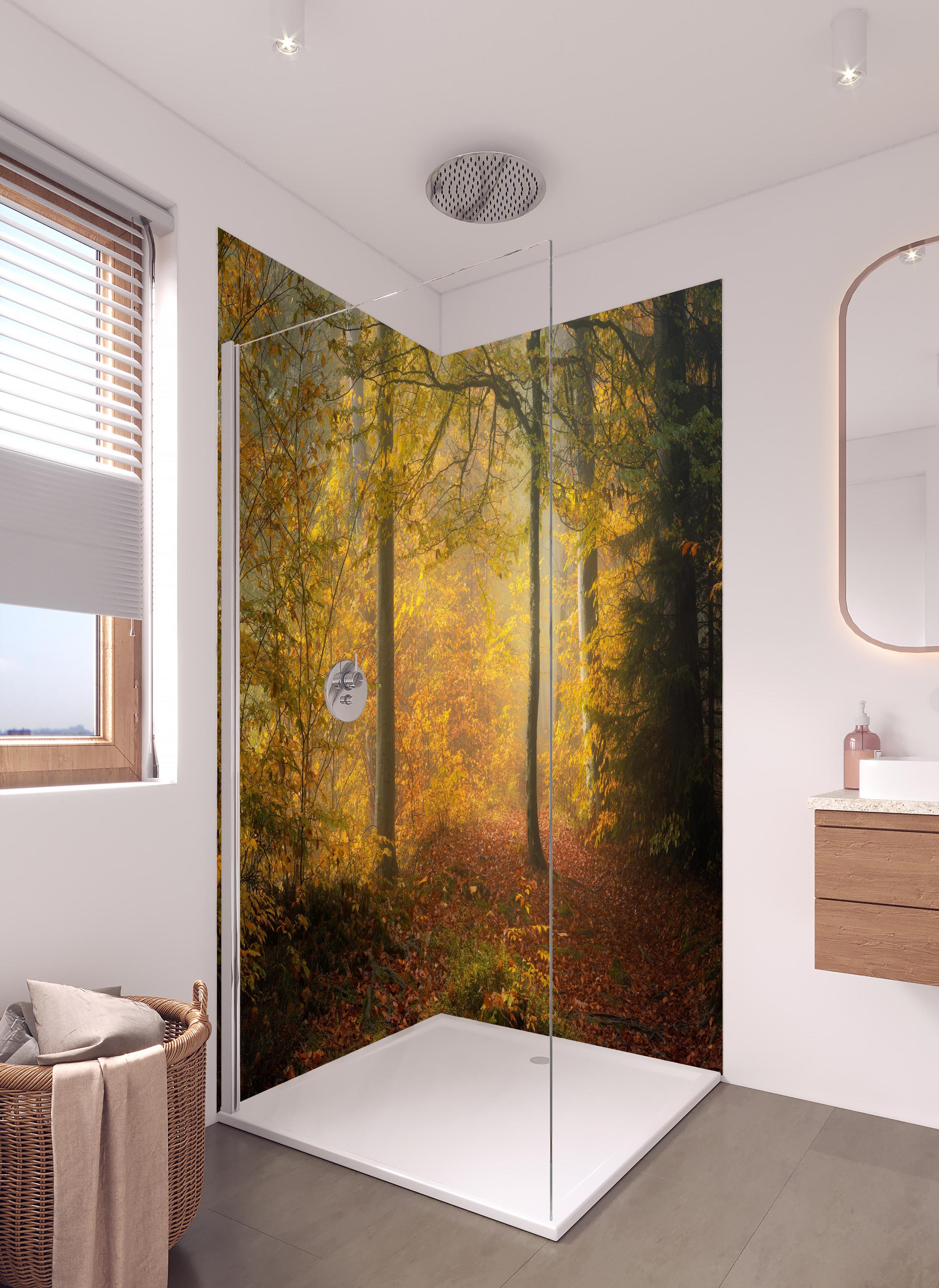 Duschrückwand - Laub im Wald in hellem Badezimmer mit Regenduschkopf - zweiteilige Eck-Duschrückwand