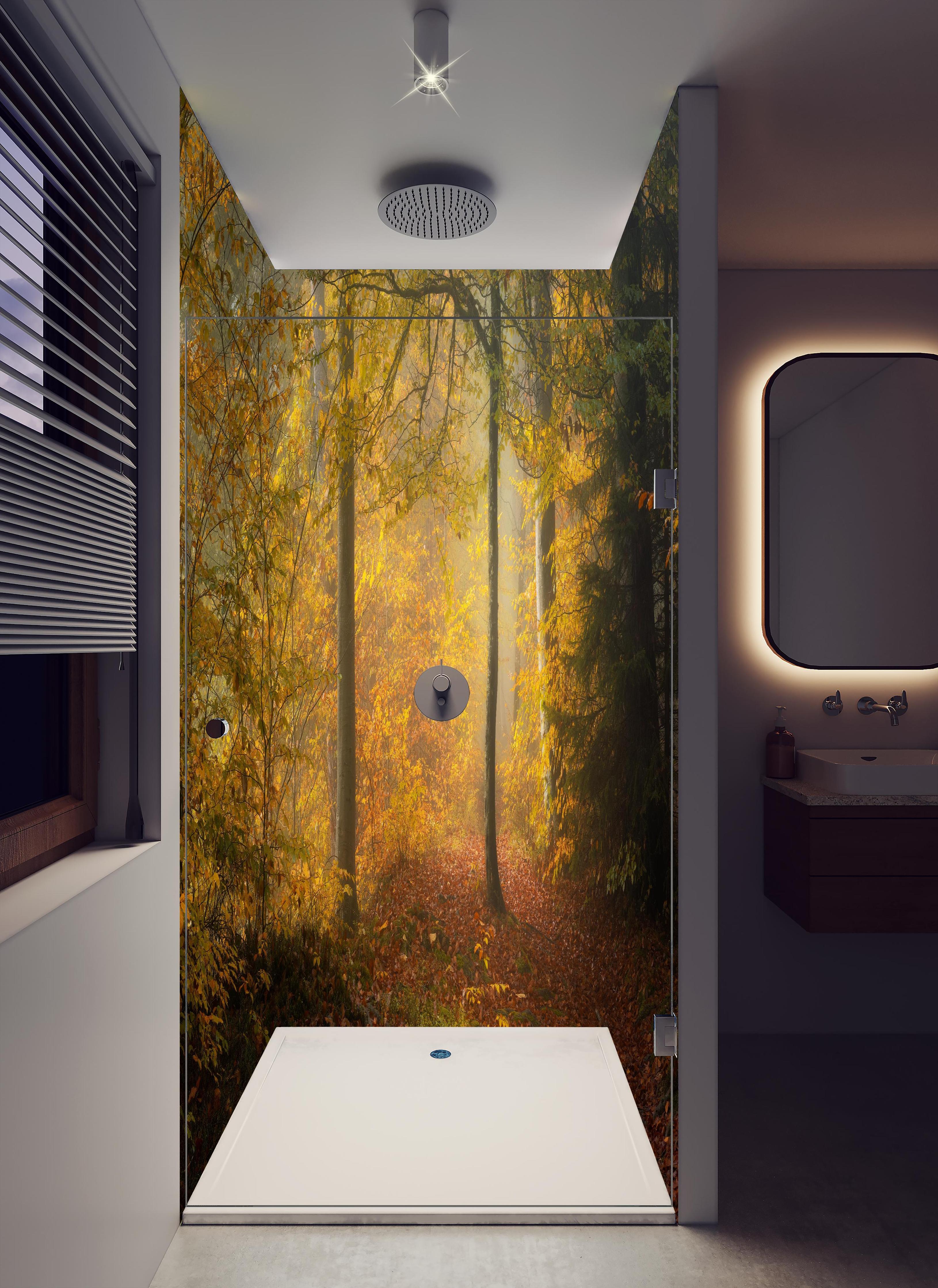 Duschrückwand - Laub im Wald in hellem Badezimmer mit Regenduschkopf - zweiteilige Eck-Duschrückwand