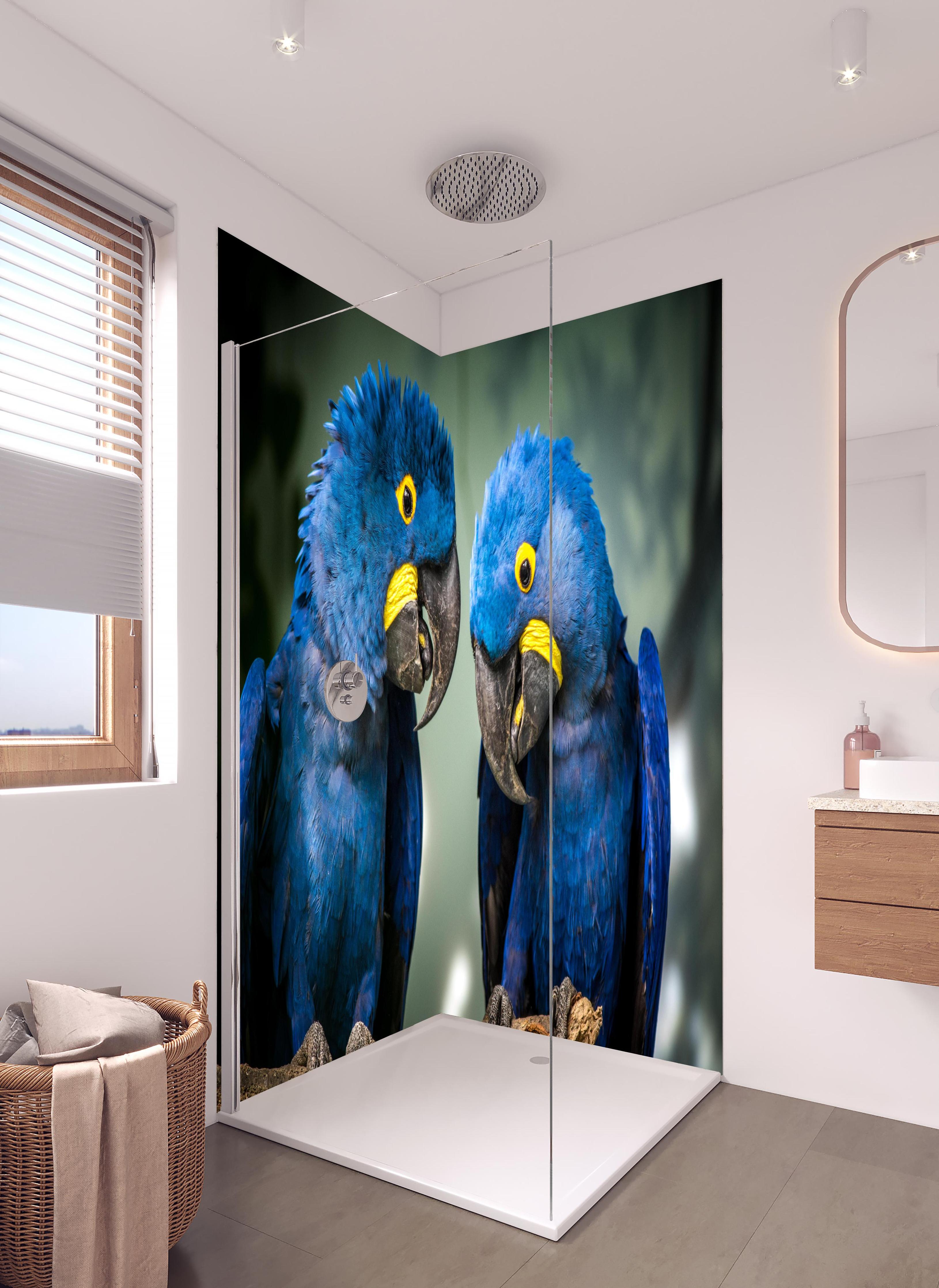 Duschrückwand - Lebendiger Blauer Gelbschnabel Ara in hellem Badezimmer mit Regenduschkopf - zweiteilige Eck-Duschrückwand
