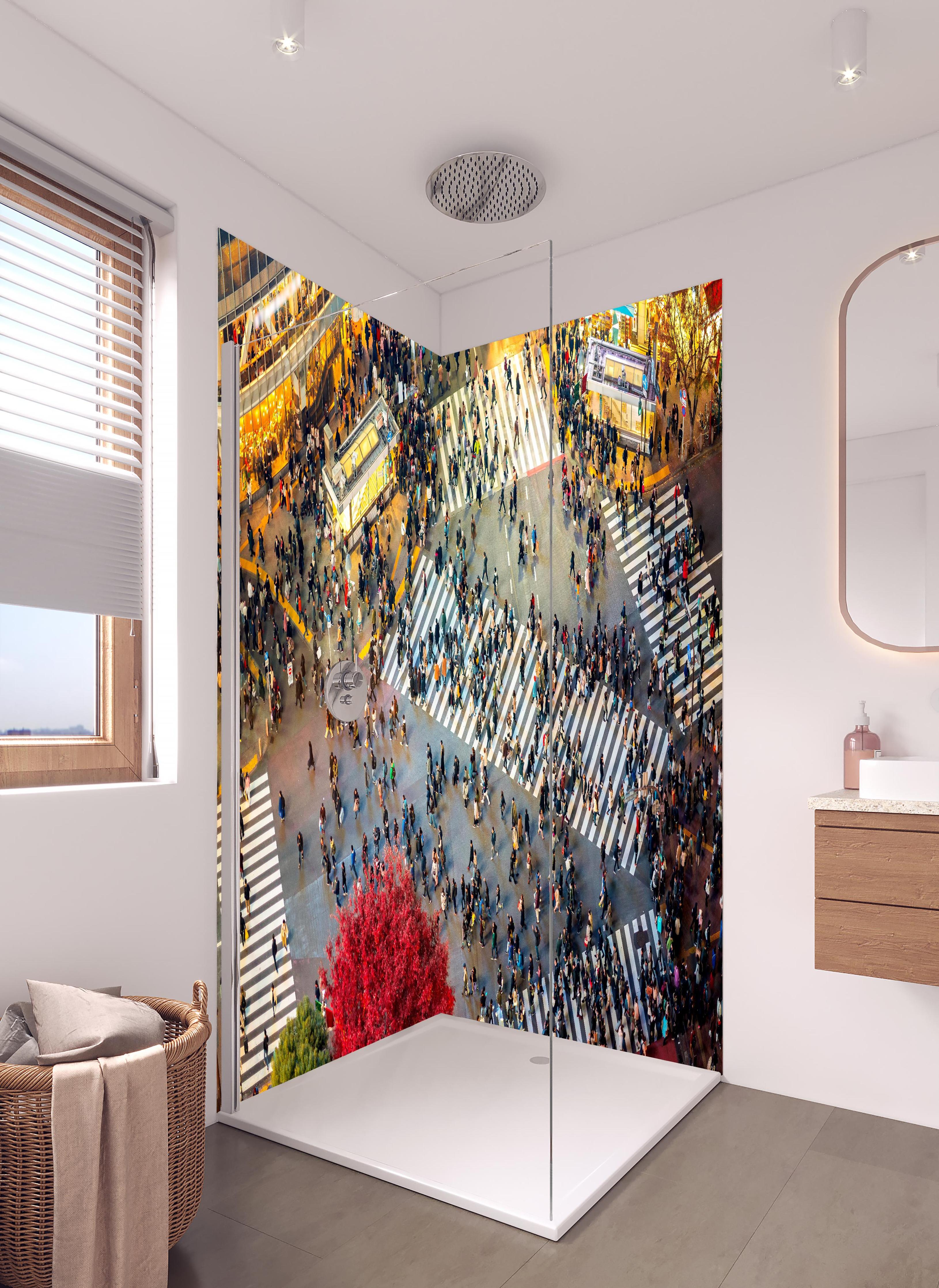 Duschrückwand - Lebhafte Shibuya-Kreuzung von Oben in hellem Badezimmer mit Regenduschkopf - zweiteilige Eck-Duschrückwand