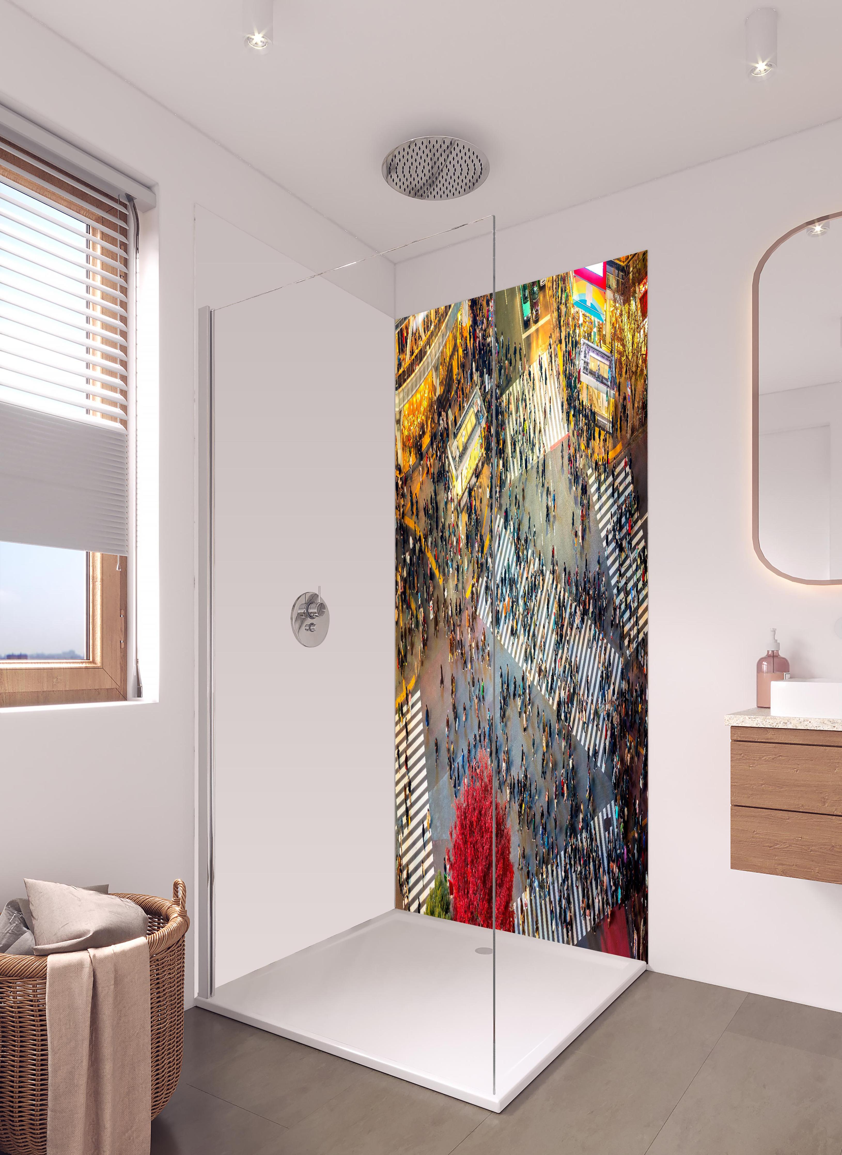 Duschrückwand - Lebhafte Shibuya-Kreuzung von Oben in hellem Badezimmer mit Regenduschkopf - zweiteilige Eck-Duschrückwand