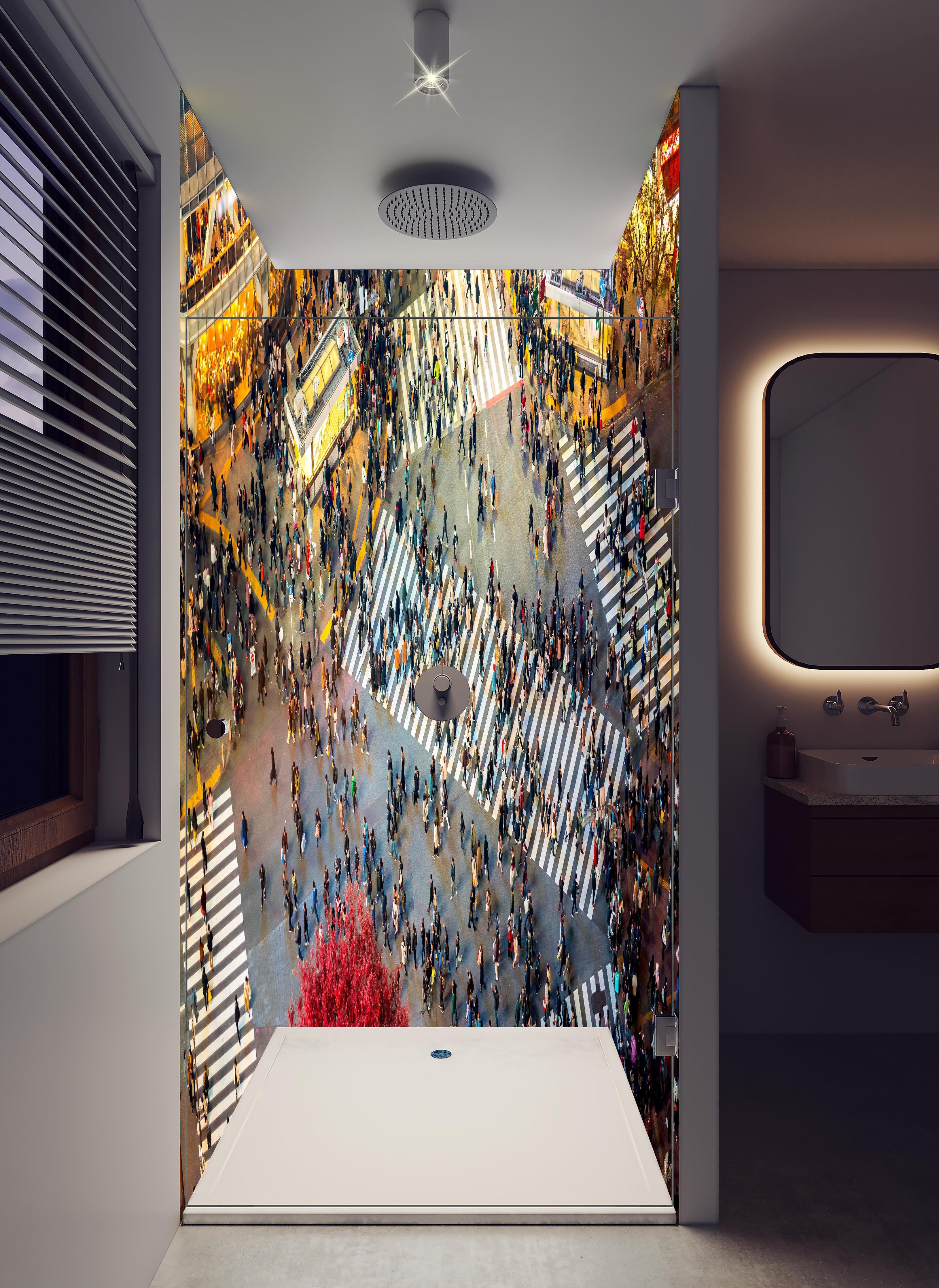 Duschrückwand - Lebhafte Shibuya-Kreuzung von Oben in hellem Badezimmer mit Regenduschkopf - zweiteilige Eck-Duschrückwand