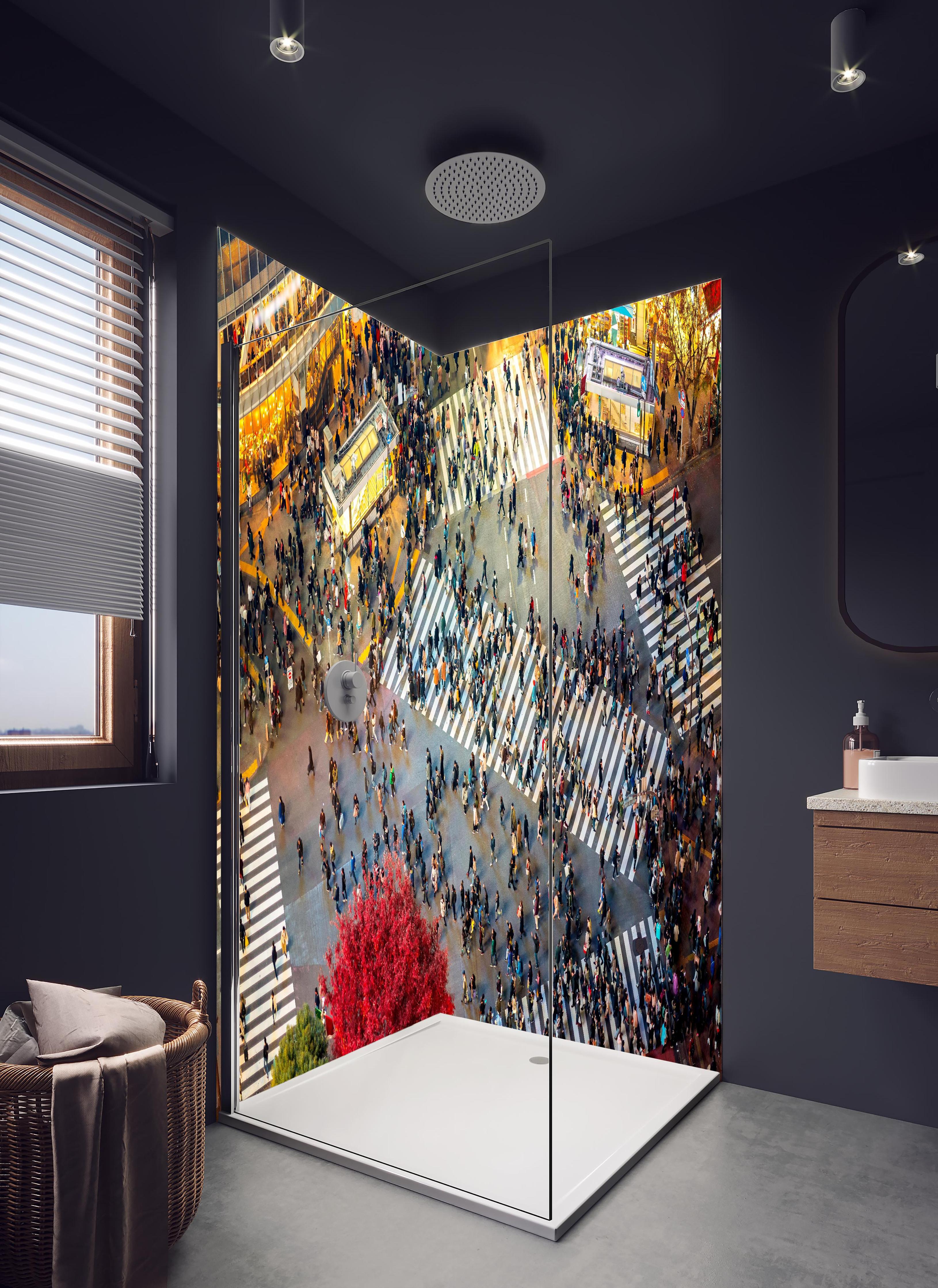 Duschrückwand - Lebhafte Shibuya-Kreuzung von Oben in hellem Badezimmer mit Regenduschkopf - zweiteilige Eck-Duschrückwand