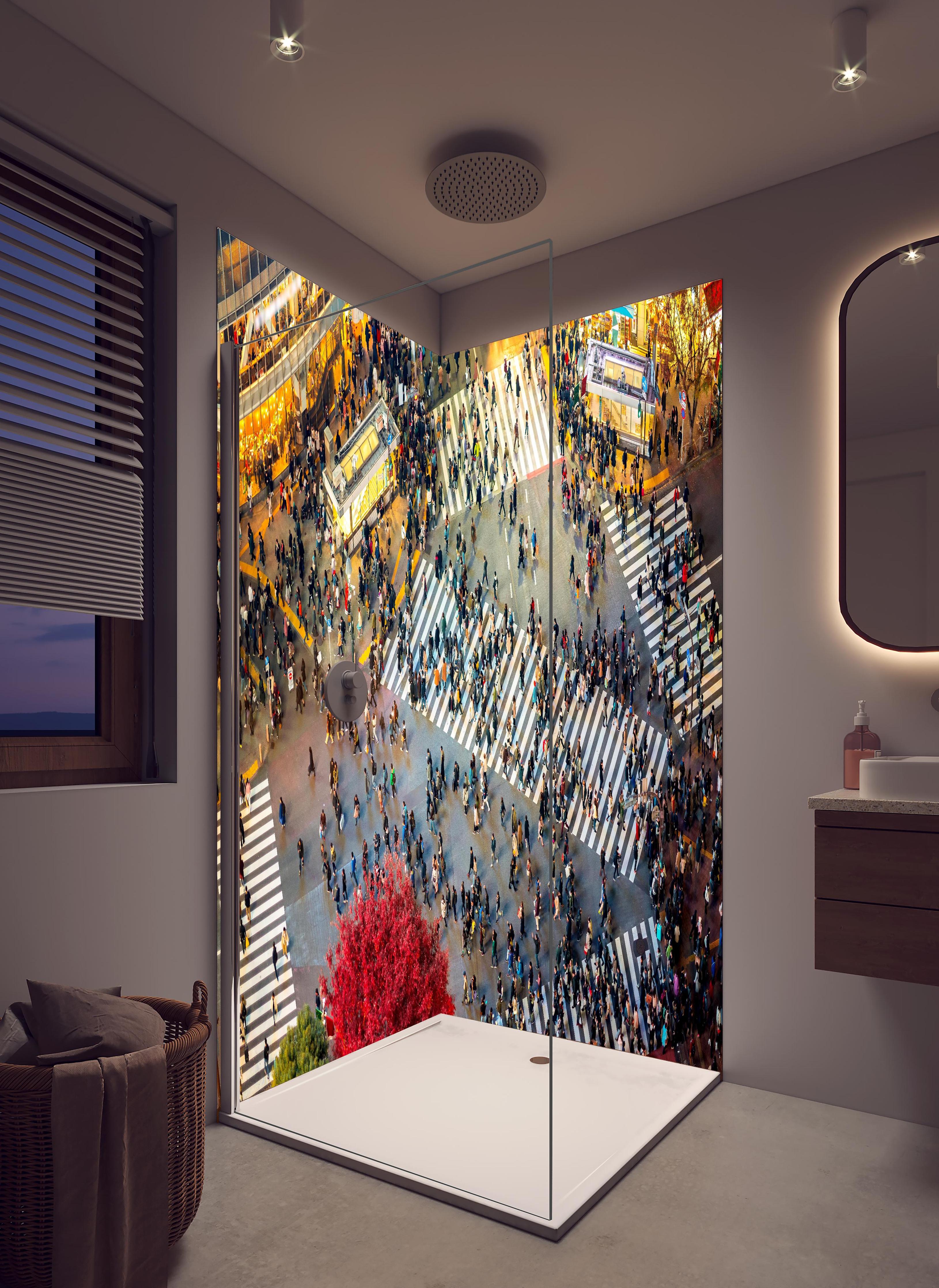 Duschrückwand - Lebhafte Shibuya-Kreuzung von Oben in hellem Badezimmer mit Regenduschkopf - zweiteilige Eck-Duschrückwand