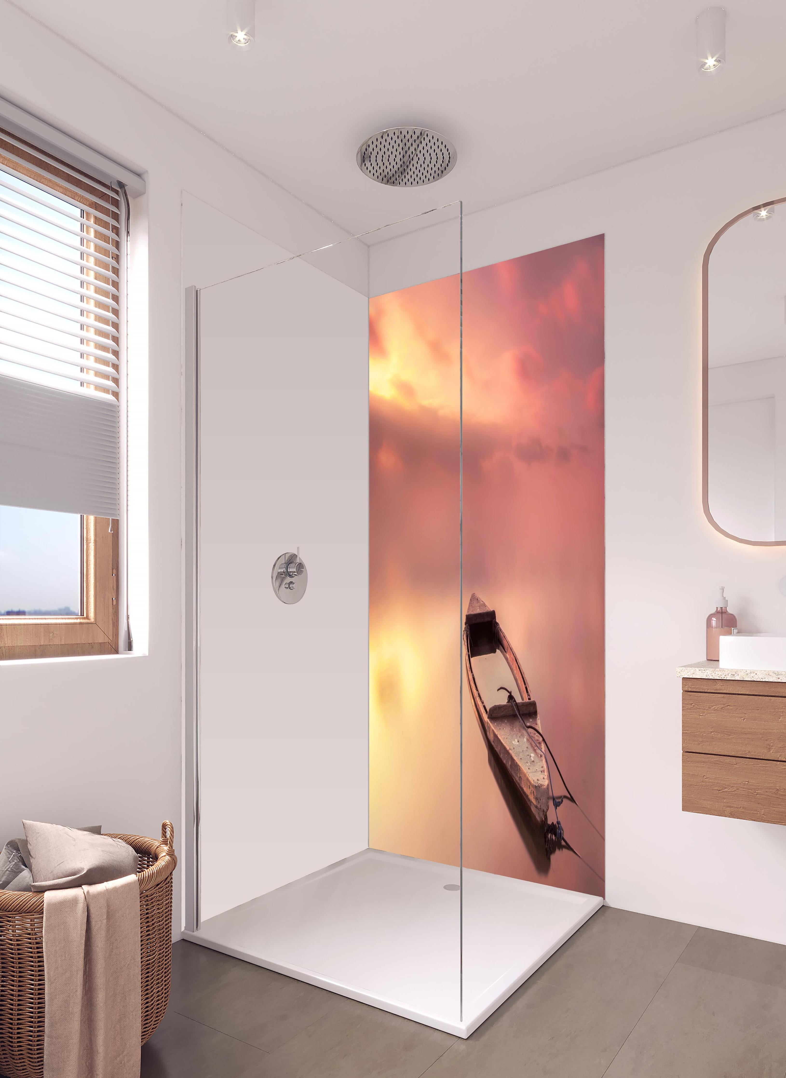 Duschrückwand - Leeres Boot -Traumwelt in hellem Badezimmer mit Regenduschkopf - zweiteilige Eck-Duschrückwand