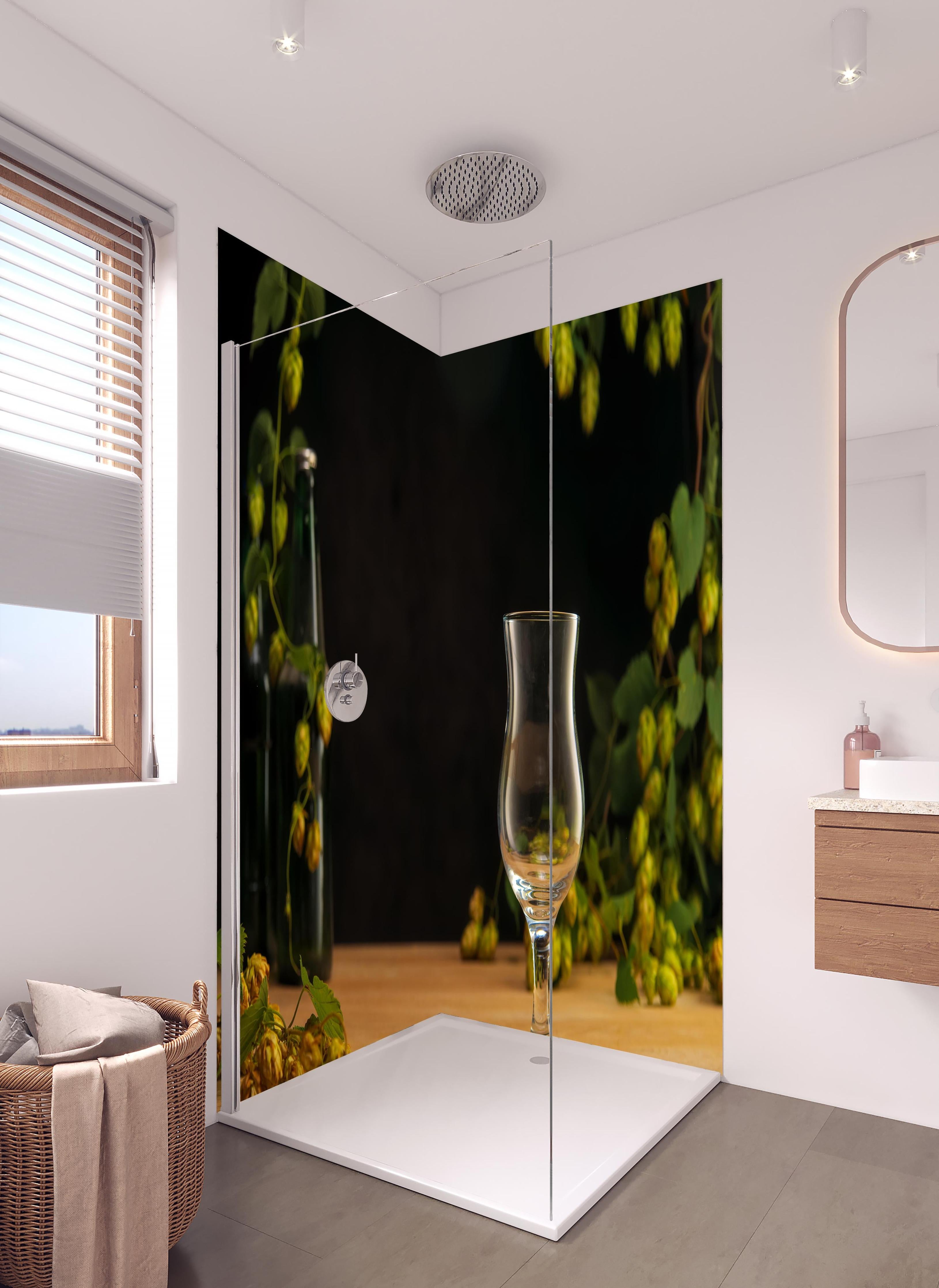 Duschrückwand - Leeres Tulpenglas auf Holztisch in hellem Badezimmer mit Regenduschkopf - zweiteilige Eck-Duschrückwand