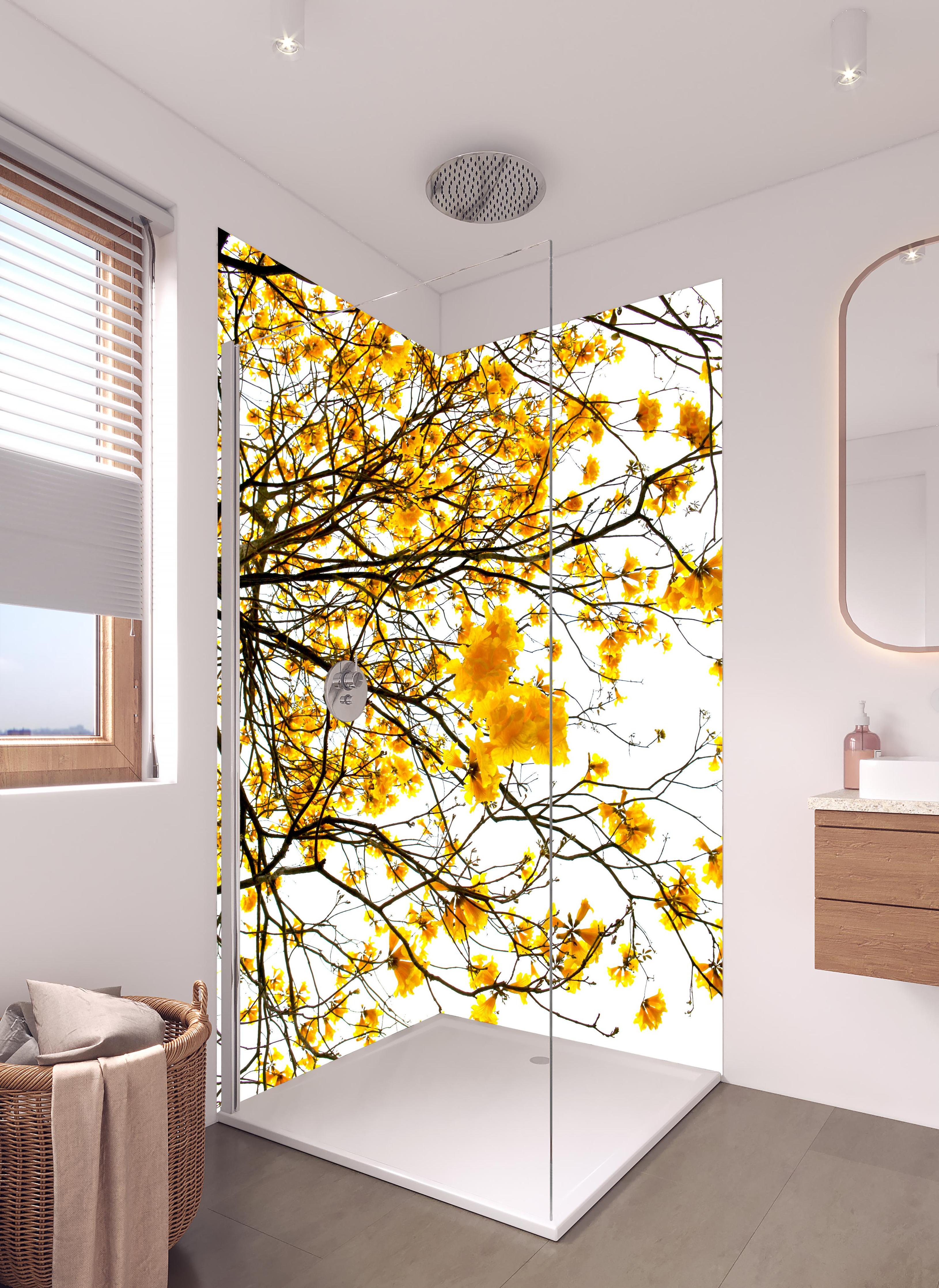 Duschrückwand - Leuchtend Gelbe Sommerbaumkrone in hellem Badezimmer mit Regenduschkopf - zweiteilige Eck-Duschrückwand