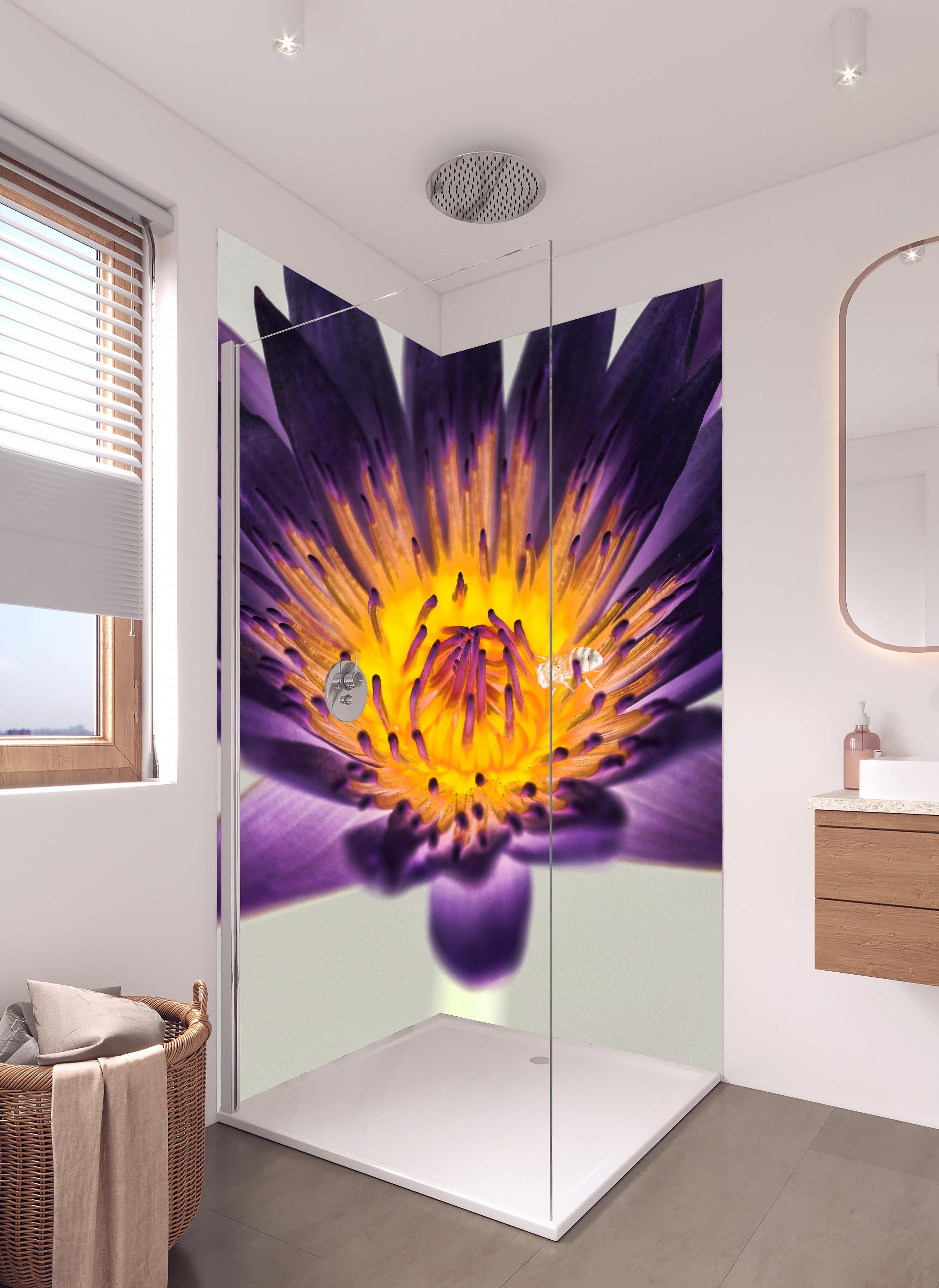 Duschrückwand - Leuchtende Lila Wasserlilie mit gelbem Kern Makro in hellem Badezimmer mit Regenduschkopf - zweiteilige Eck-Duschrückwand