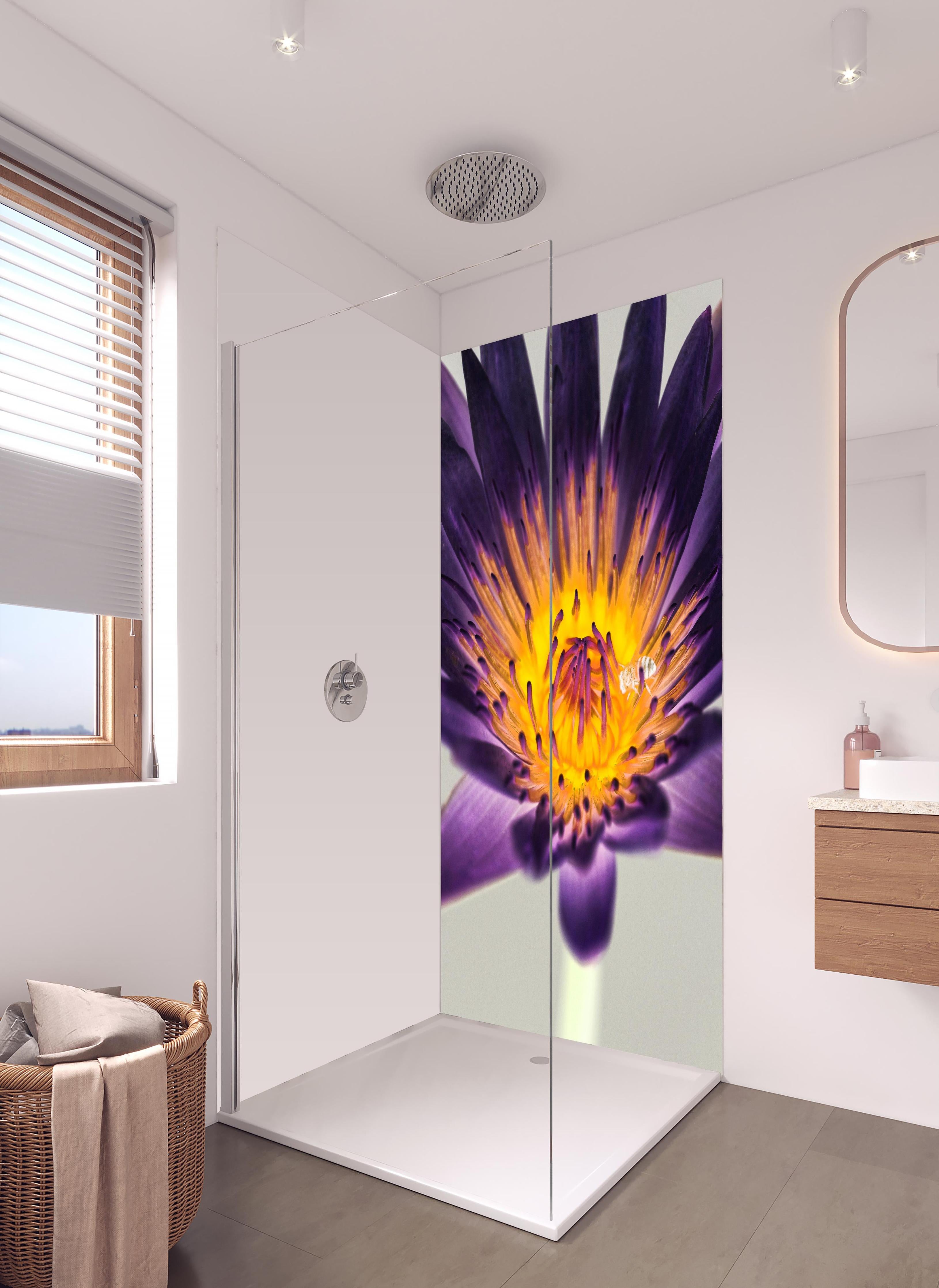 Duschrückwand - Leuchtende Lila Wasserlilie mit gelbem Kern Makro in hellem Badezimmer mit Regenduschkopf - zweiteilige Eck-Duschrückwand