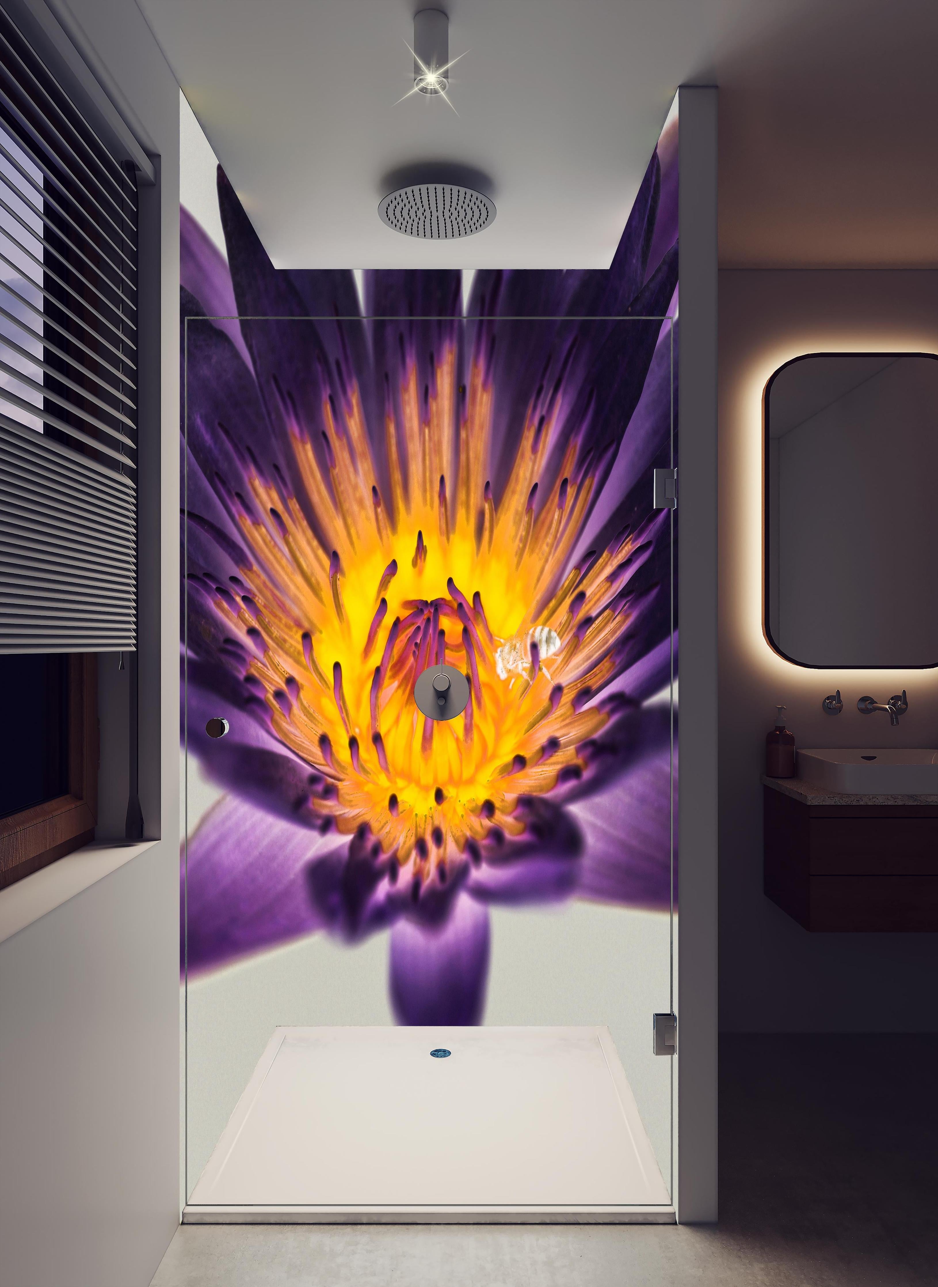 Duschrückwand - Leuchtende Lila Wasserlilie mit gelbem Kern Makro in hellem Badezimmer mit Regenduschkopf - zweiteilige Eck-Duschrückwand