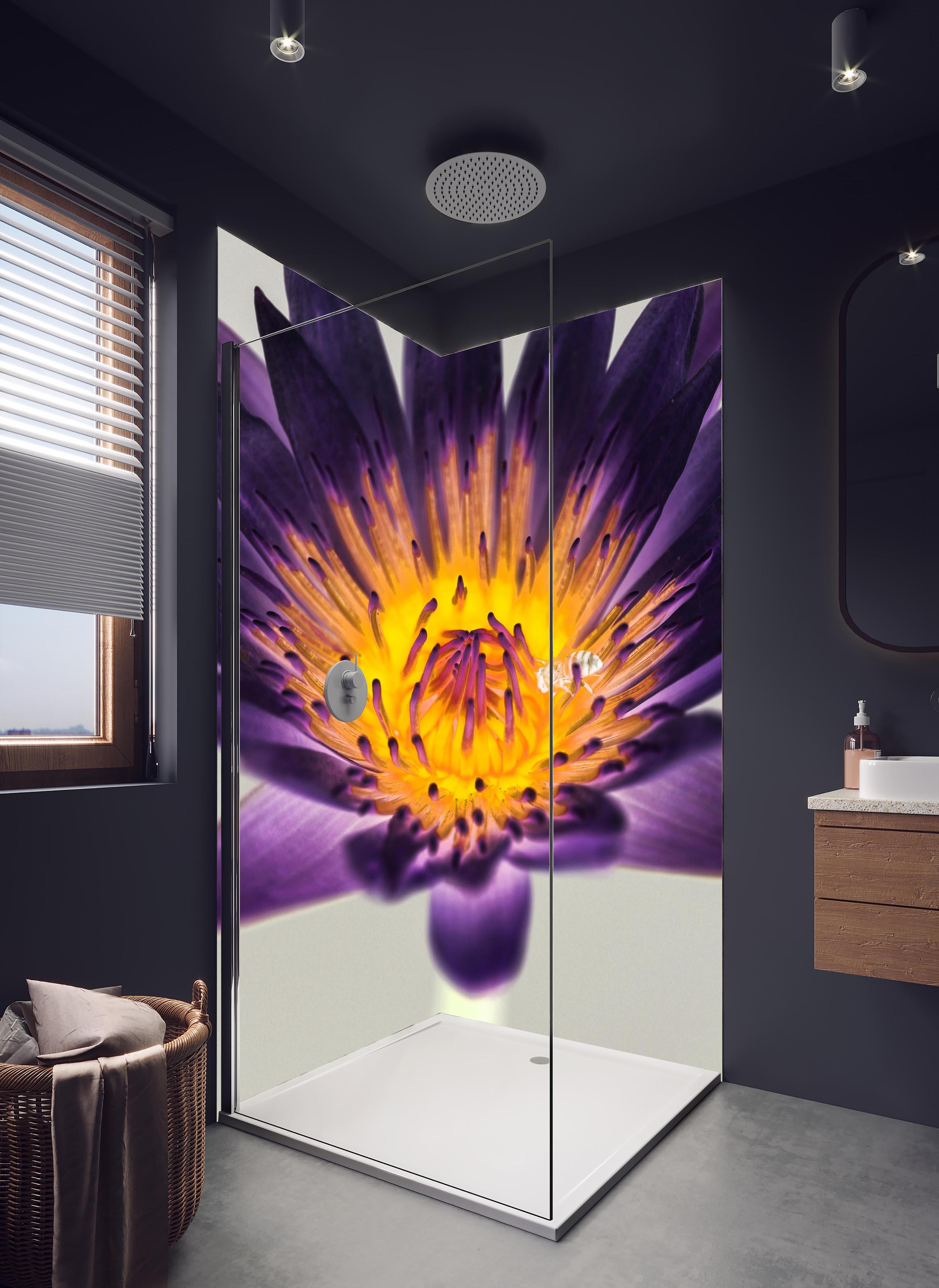 Duschrückwand - Leuchtende Lila Wasserlilie mit gelbem Kern Makro in hellem Badezimmer mit Regenduschkopf - zweiteilige Eck-Duschrückwand