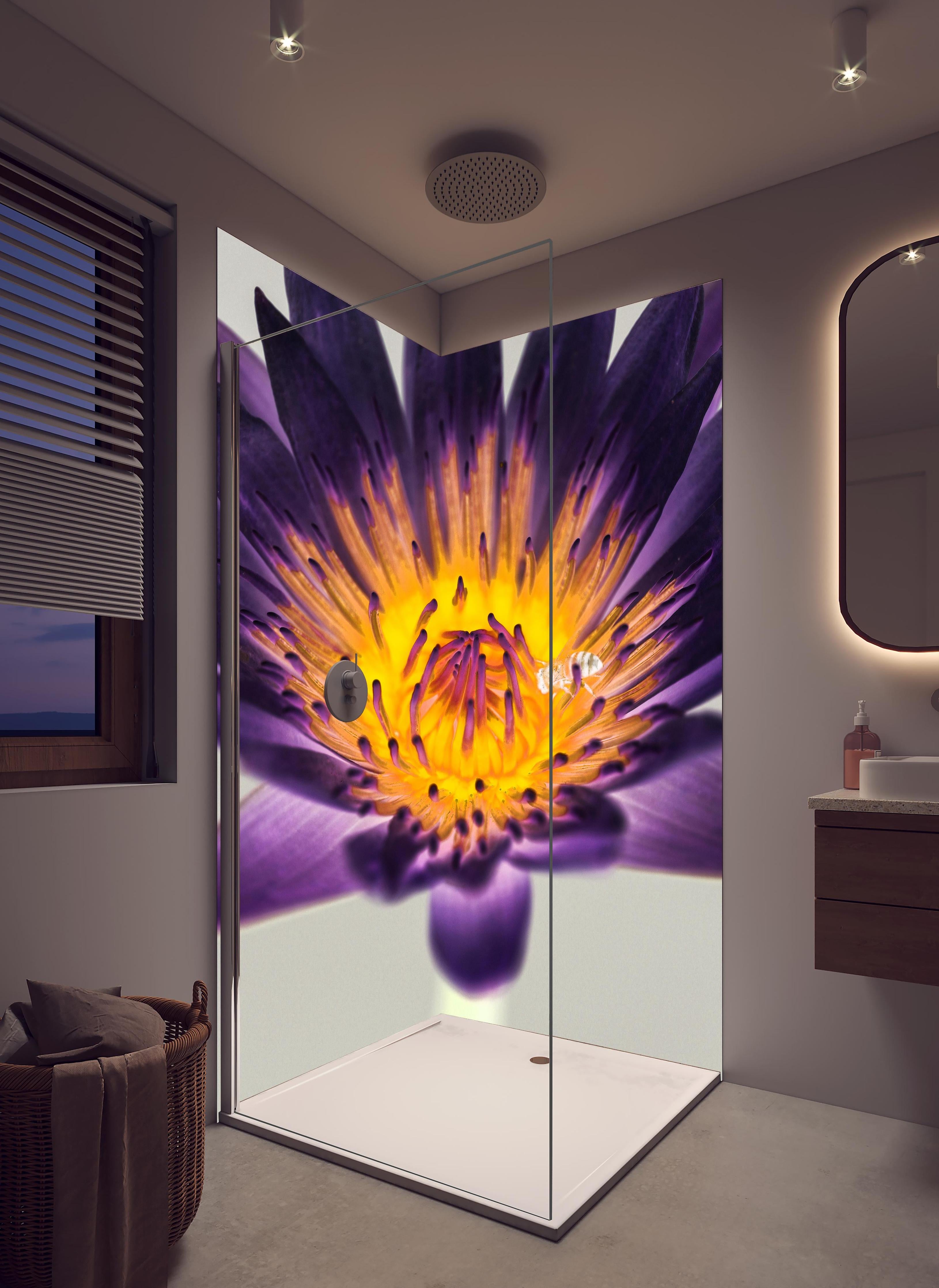 Duschrückwand - Leuchtende Lila Wasserlilie mit gelbem Kern Makro in hellem Badezimmer mit Regenduschkopf - zweiteilige Eck-Duschrückwand