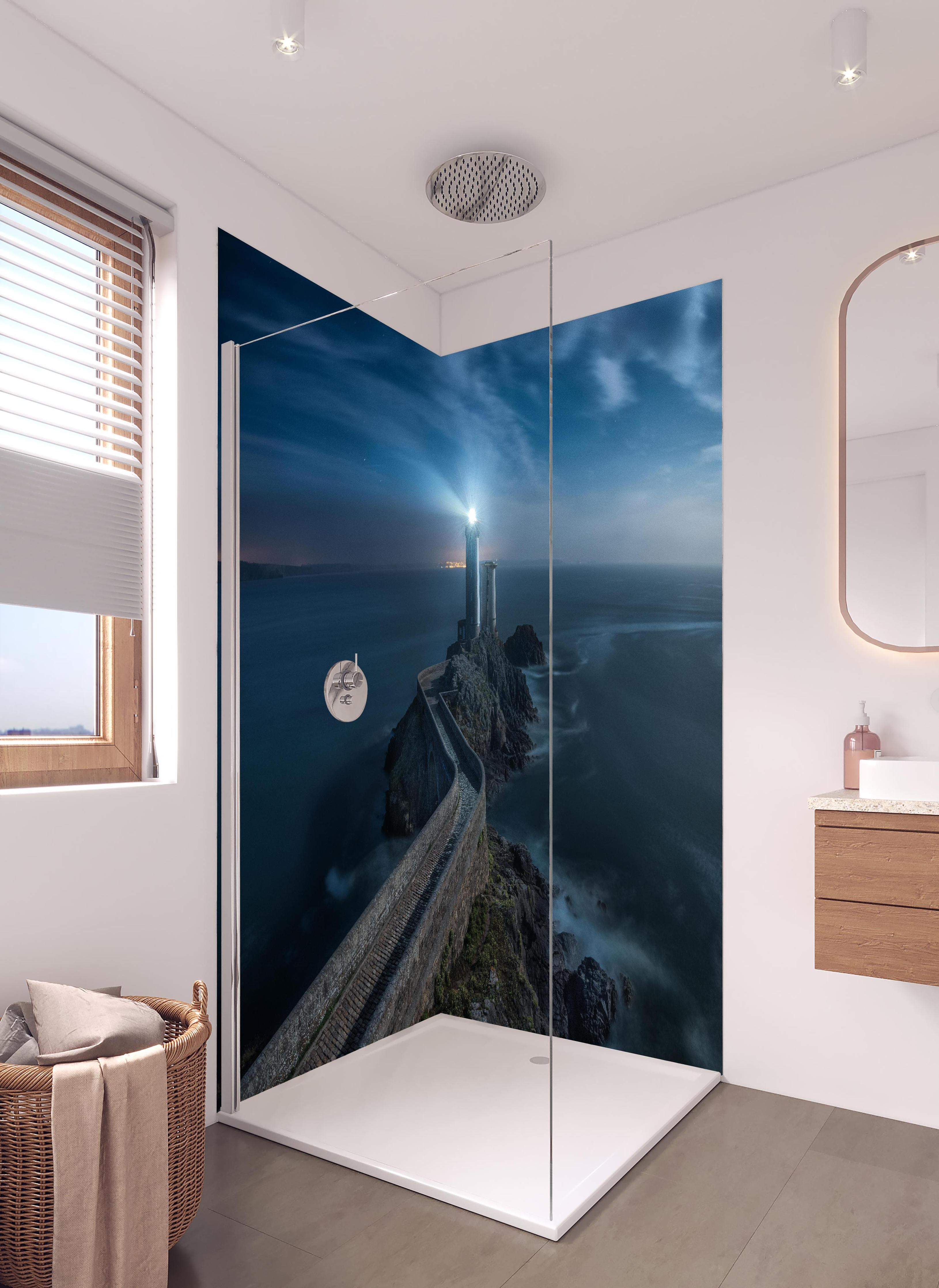 Duschrückwand - Leuchtturm - Nächtlich in hellem Badezimmer mit Regenduschkopf - zweiteilige Eck-Duschrückwand