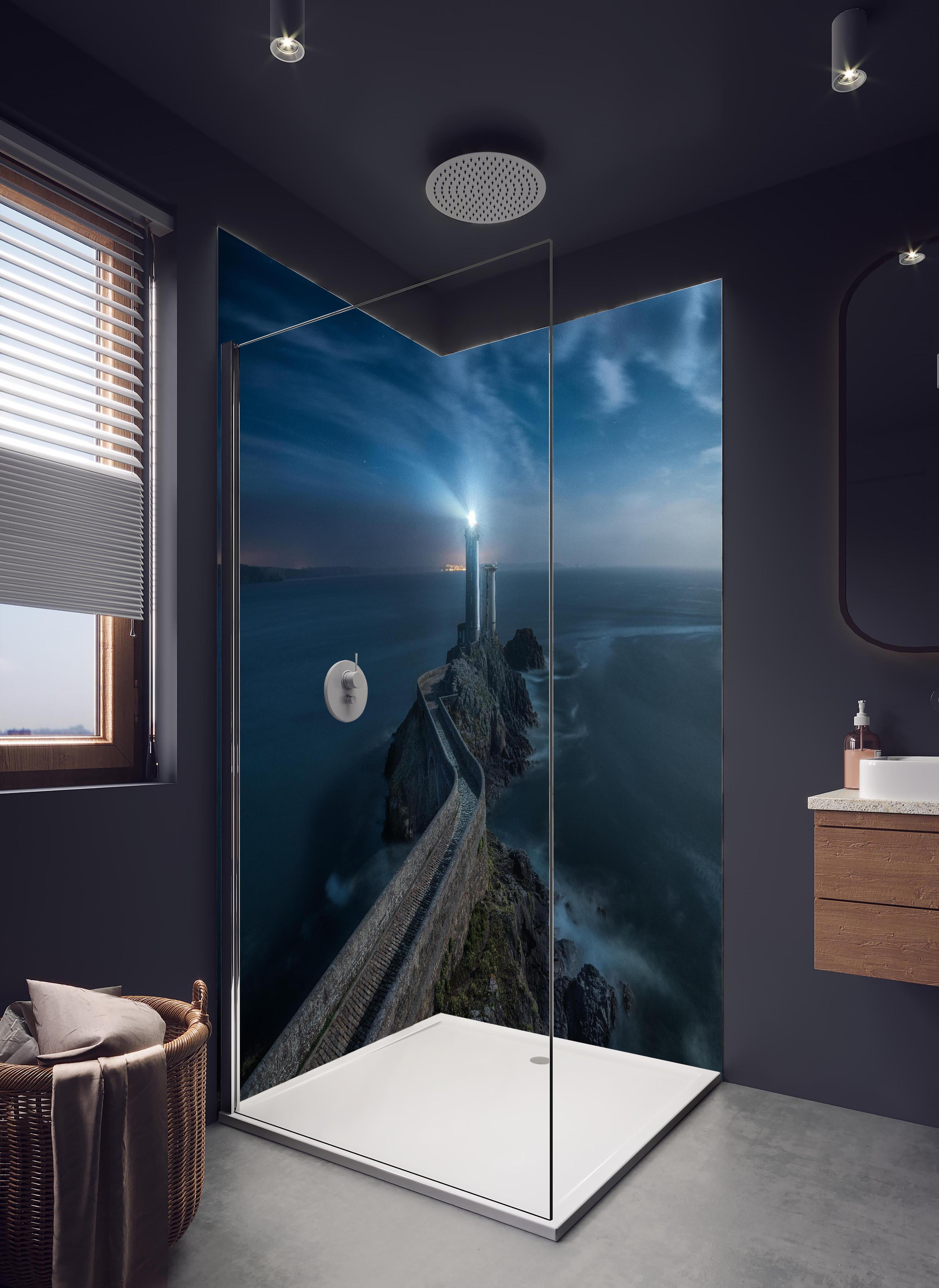 Duschrückwand - Leuchtturm - Nächtlich in hellem Badezimmer mit Regenduschkopf - zweiteilige Eck-Duschrückwand