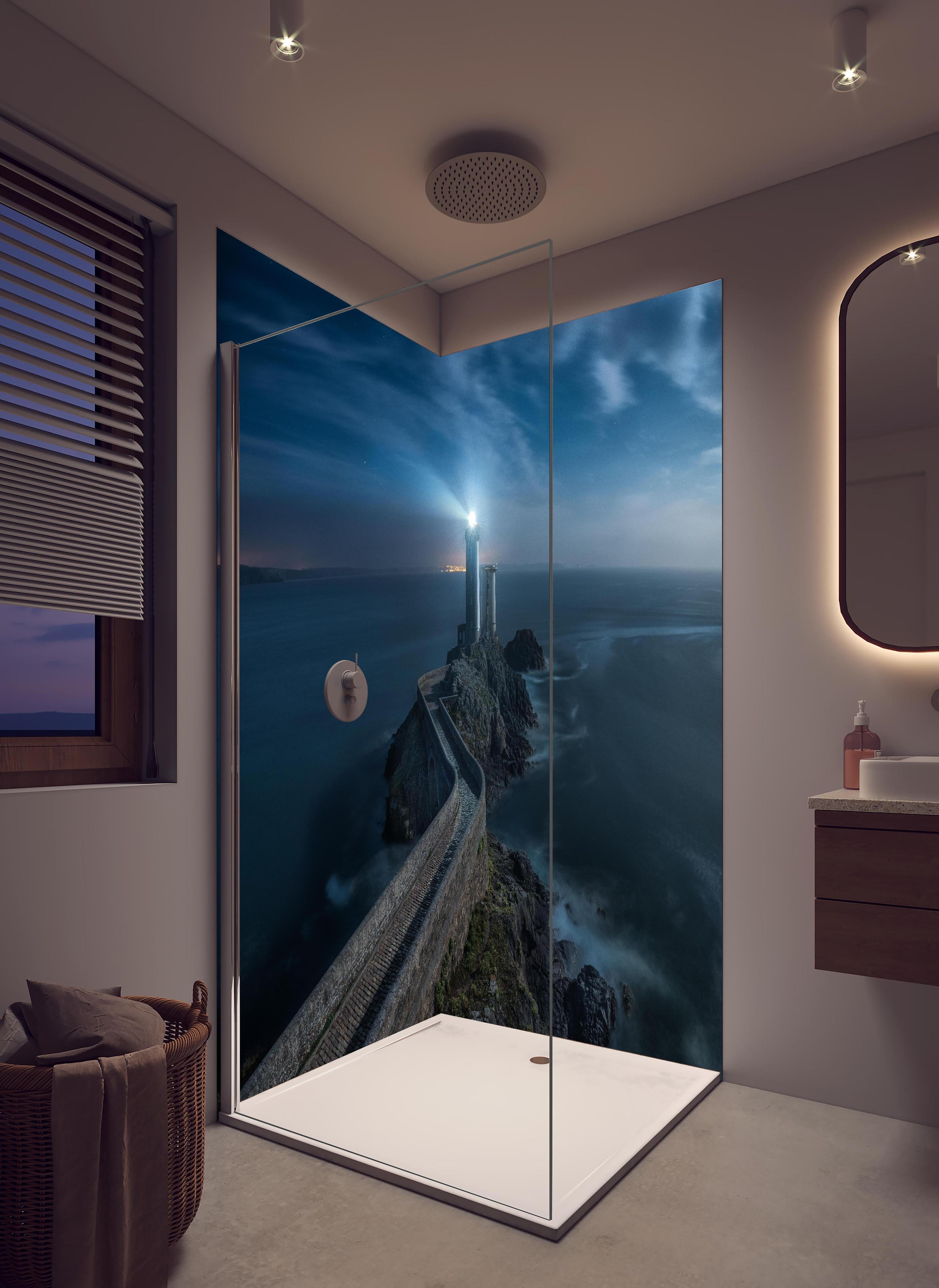 Duschrückwand - Leuchtturm - Nächtlich in hellem Badezimmer mit Regenduschkopf - zweiteilige Eck-Duschrückwand