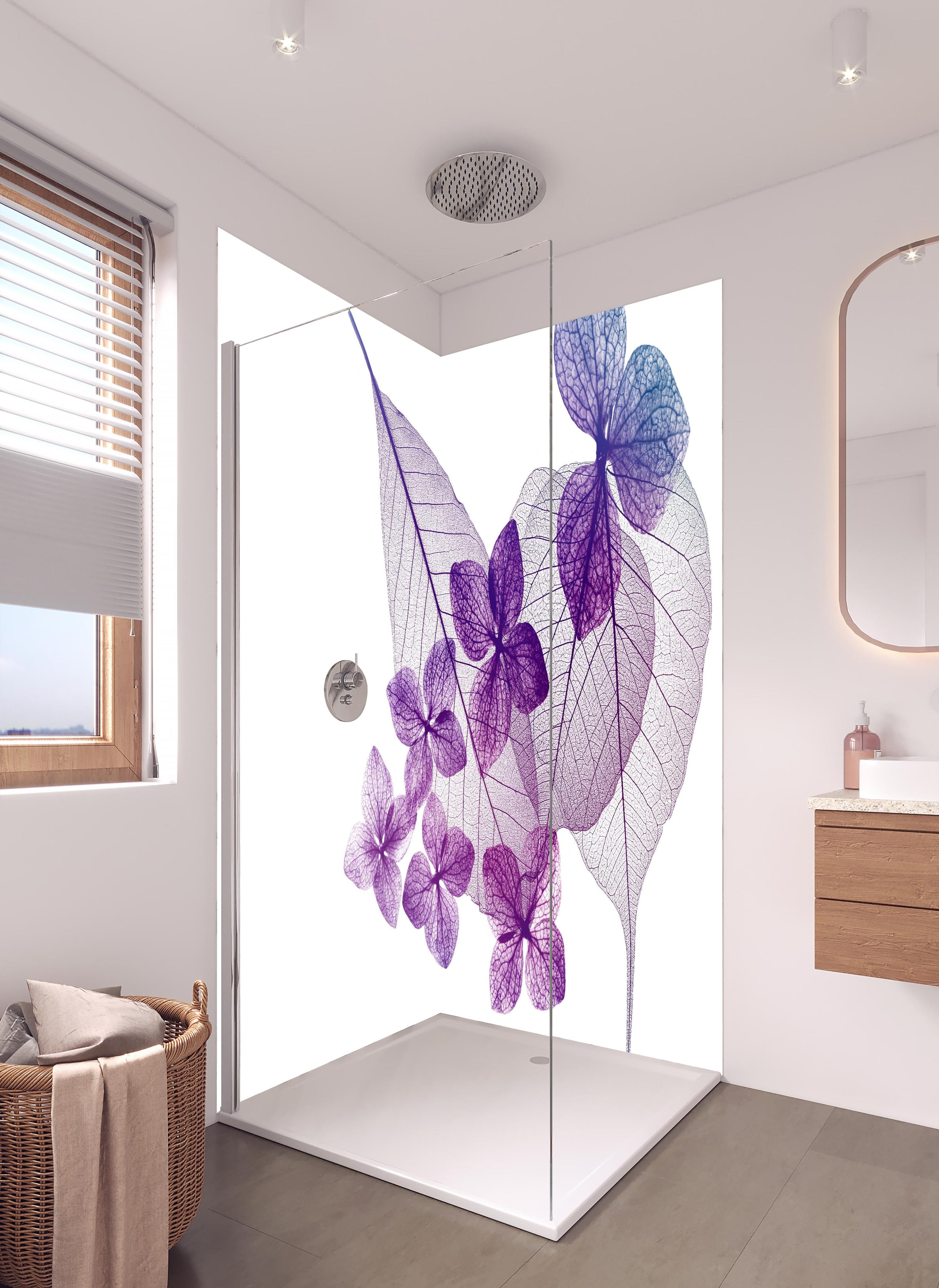 Duschrückwand - Lila Blattvenen Muster Makrofotografie in hellem Badezimmer mit Regenduschkopf - zweiteilige Eck-Duschrückwand