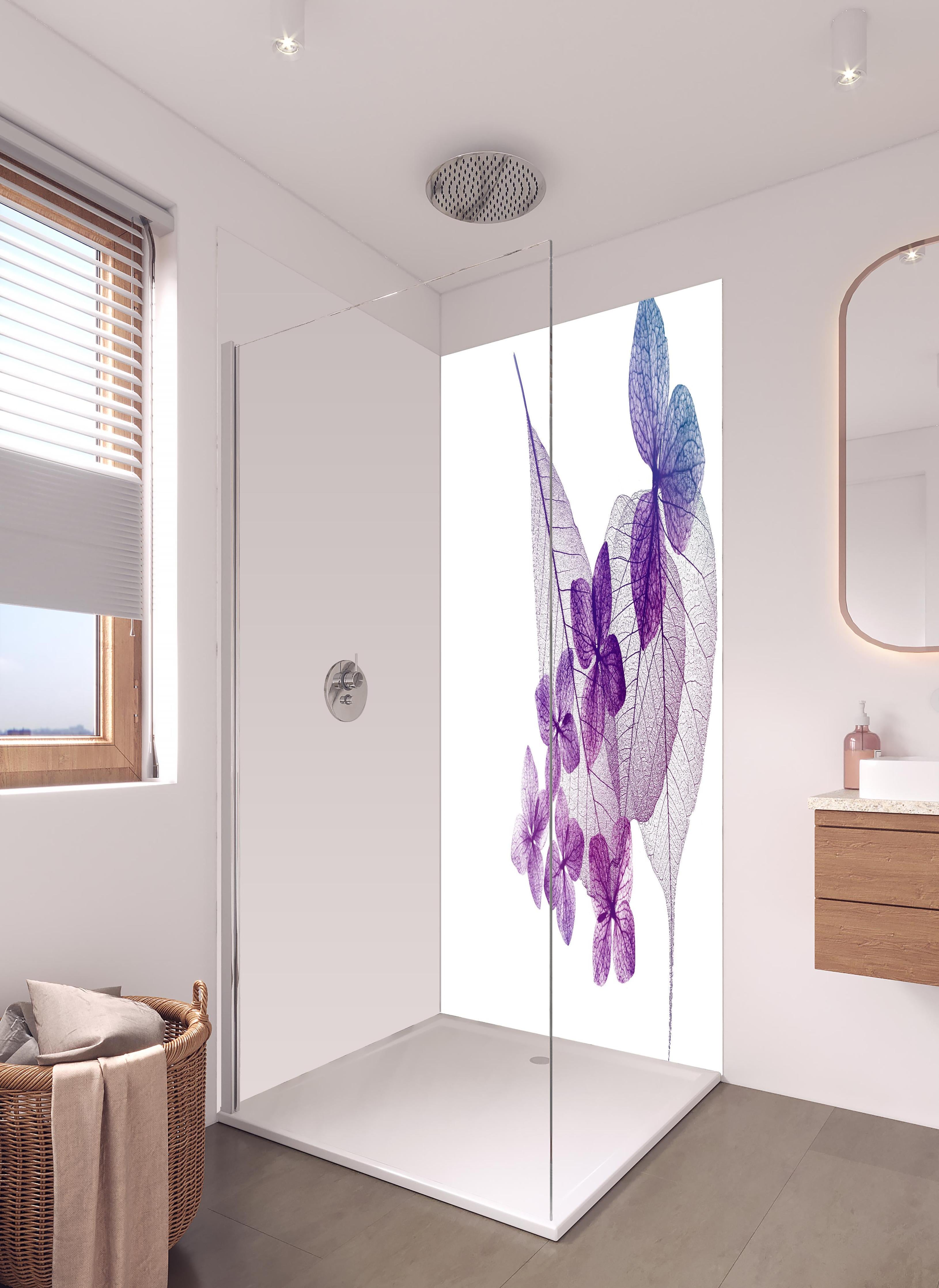 Duschrückwand - Lila Blattvenen Muster Makrofotografie in hellem Badezimmer mit Regenduschkopf - zweiteilige Eck-Duschrückwand