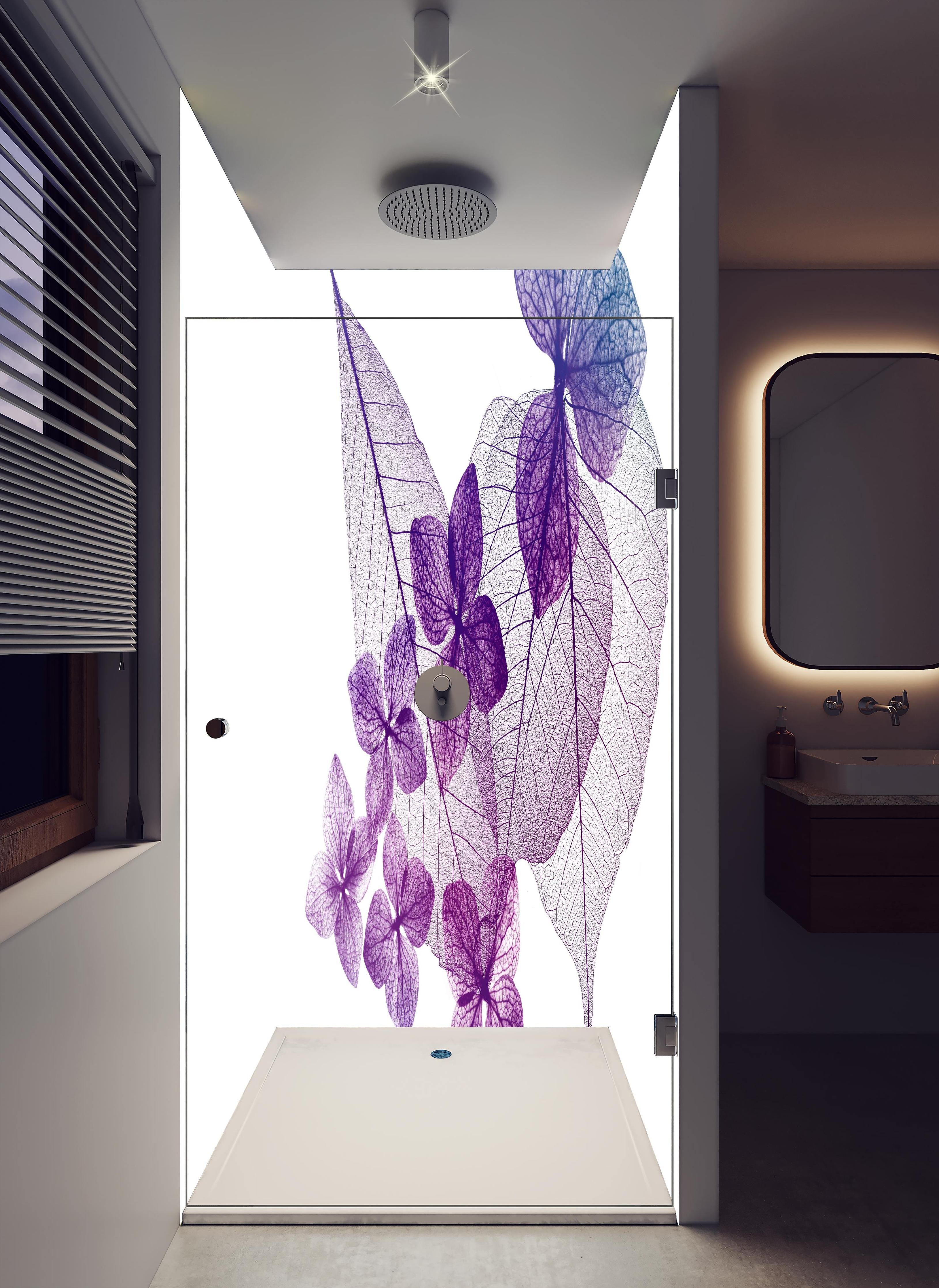 Duschrückwand - Lila Blattvenen Muster Makrofotografie in hellem Badezimmer mit Regenduschkopf - zweiteilige Eck-Duschrückwand