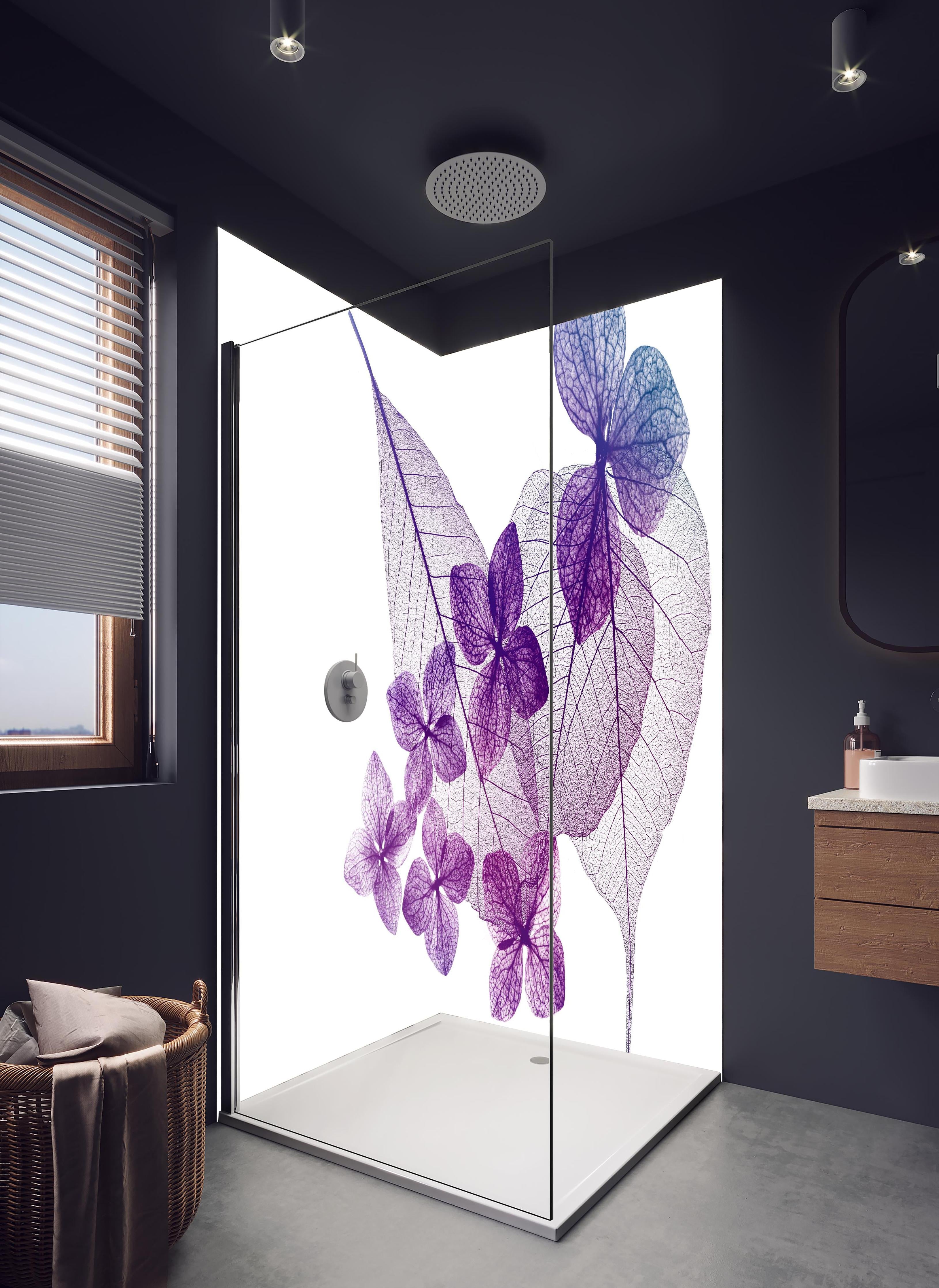 Duschrückwand - Lila Blattvenen Muster Makrofotografie in hellem Badezimmer mit Regenduschkopf - zweiteilige Eck-Duschrückwand