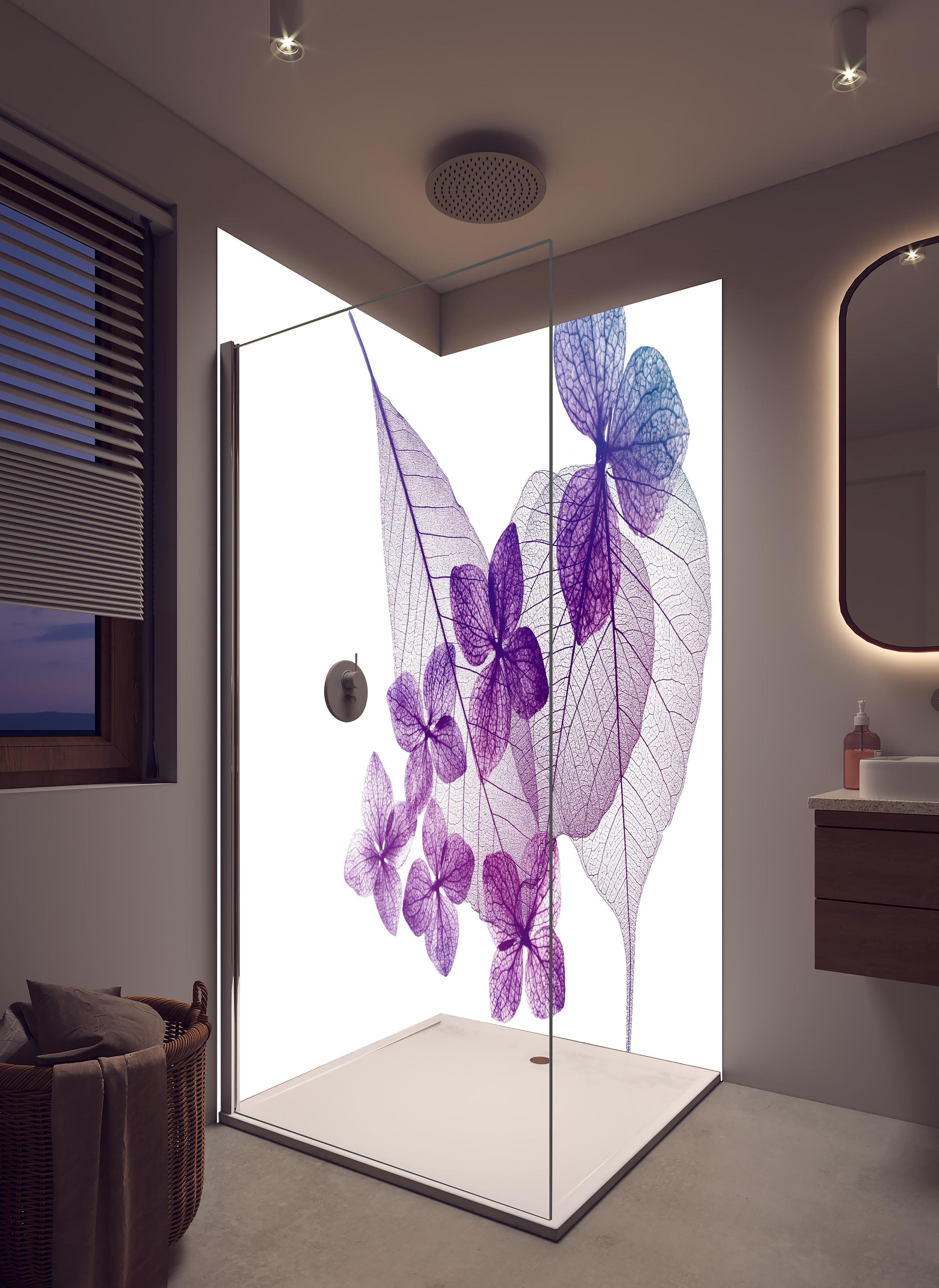 Duschrückwand - Lila Blattvenen Muster Makrofotografie in hellem Badezimmer mit Regenduschkopf - zweiteilige Eck-Duschrückwand