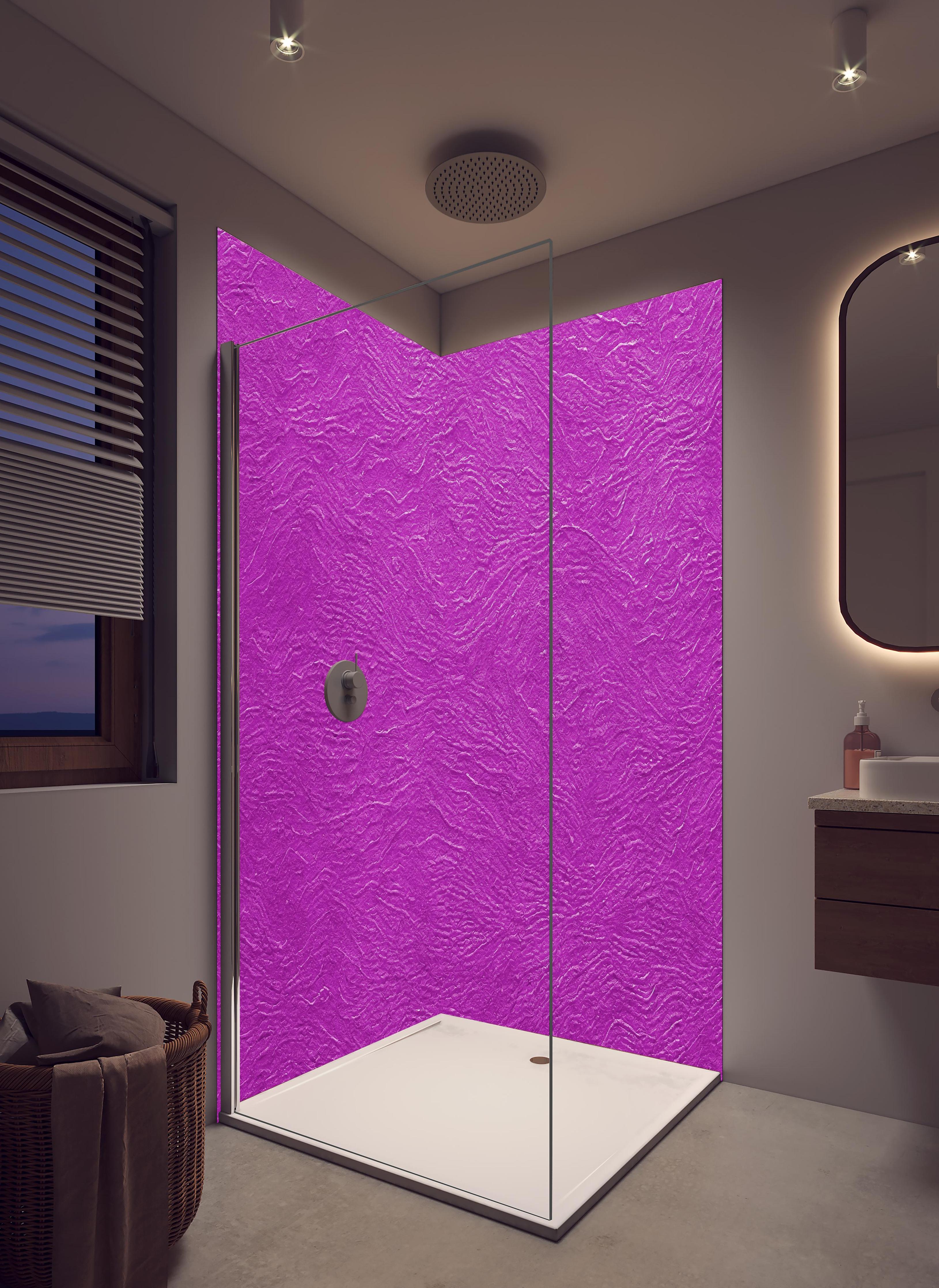 Duschrückwand - Lila Wandmuster in hellem Badezimmer mit Regenduschkopf - zweiteilige Eck-Duschrückwand