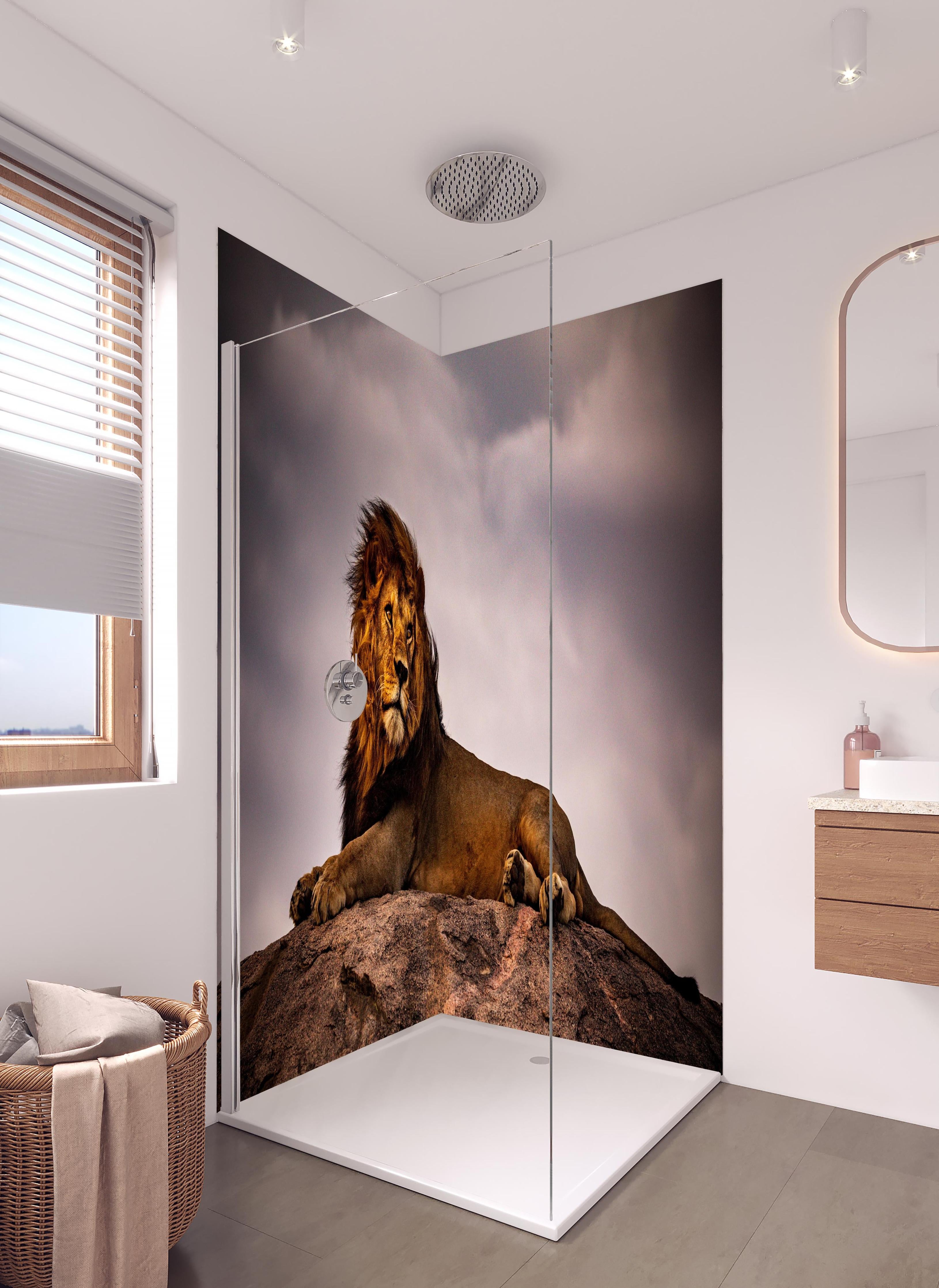 Duschrückwand - Löwe vor dunklem Himmel in hellem Badezimmer mit Regenduschkopf - zweiteilige Eck-Duschrückwand
