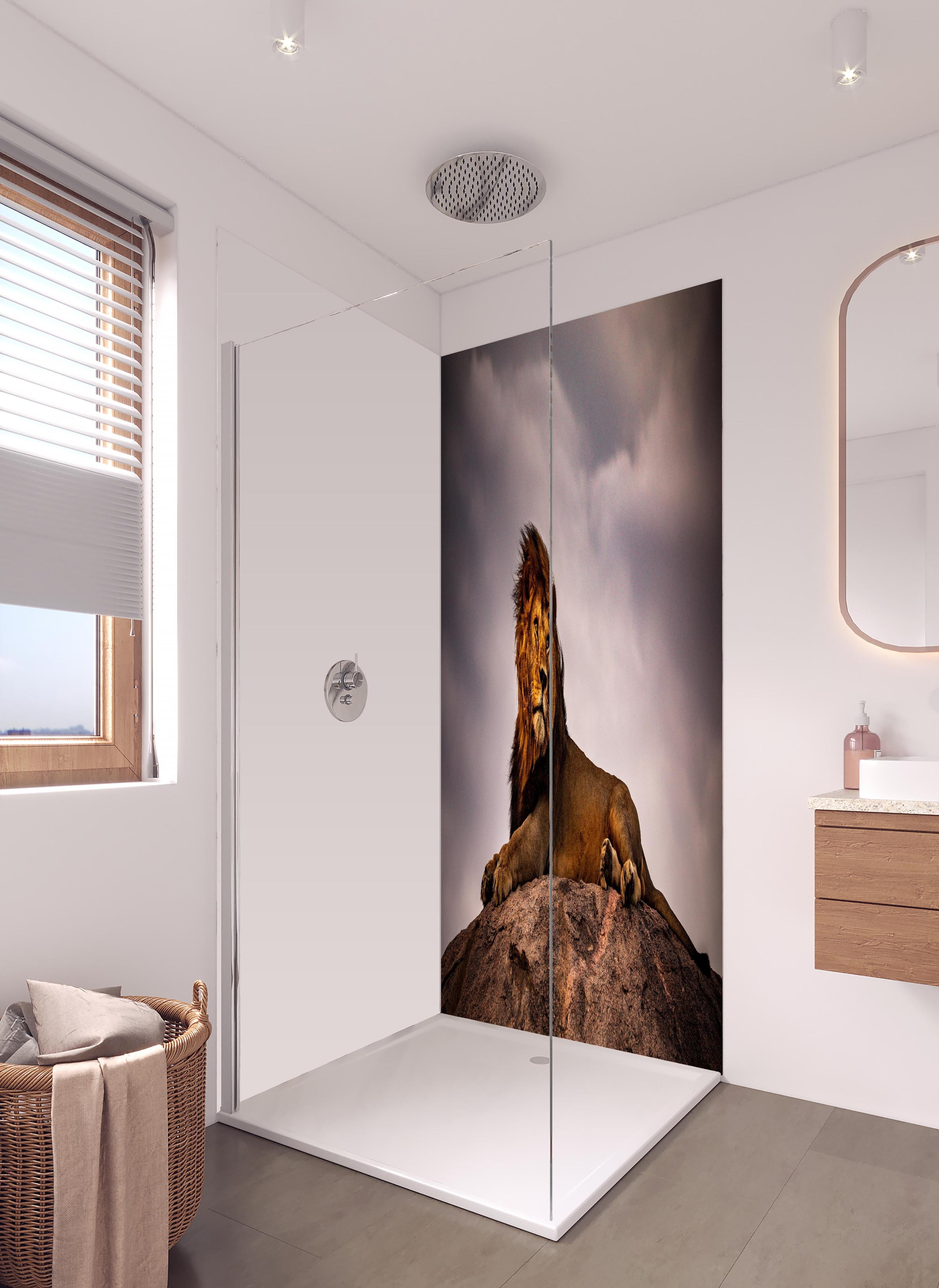 Duschrückwand - Löwe vor dunklem Himmel in hellem Badezimmer mit Regenduschkopf - zweiteilige Eck-Duschrückwand
