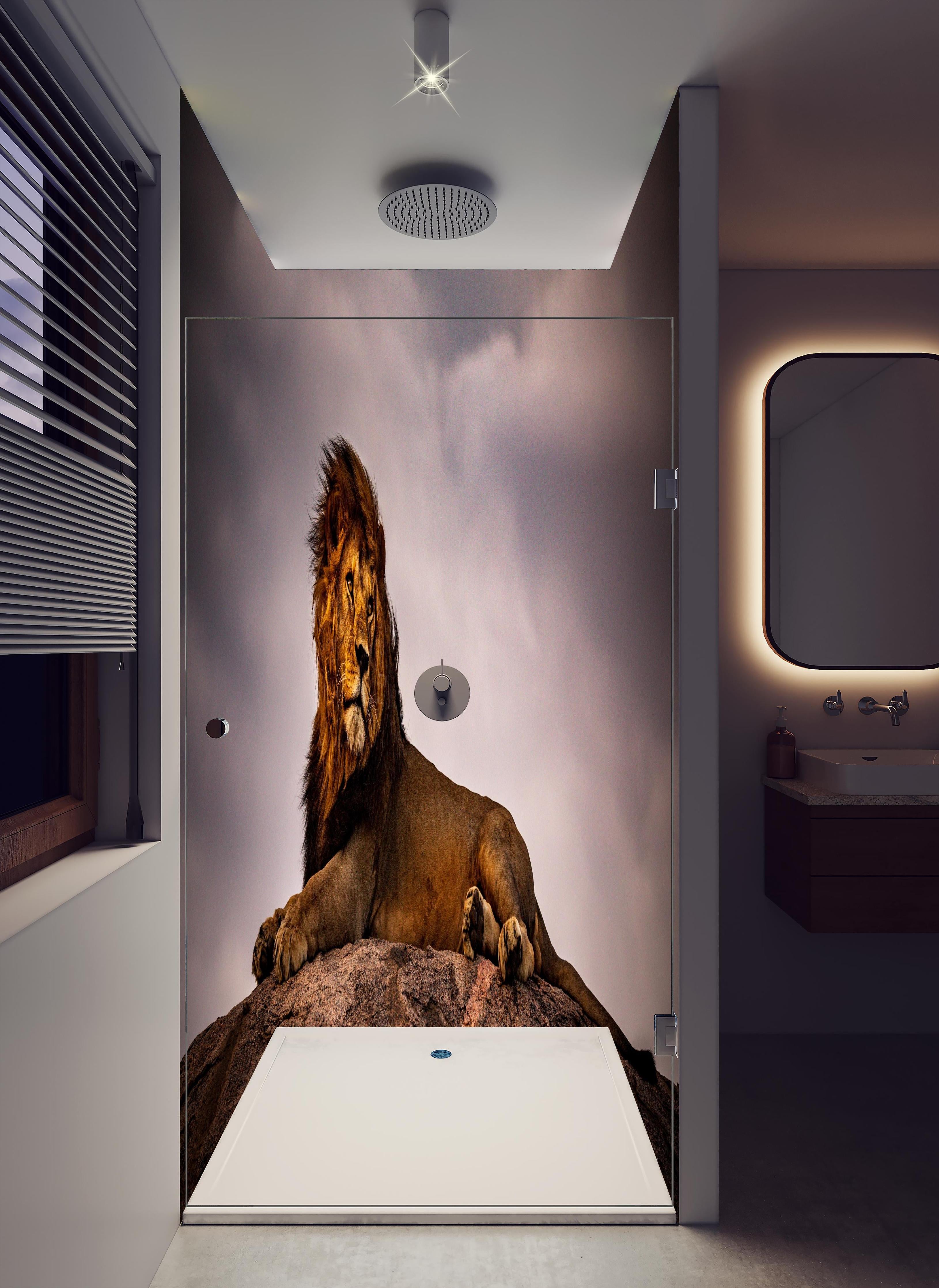 Duschrückwand - Löwe vor dunklem Himmel in hellem Badezimmer mit Regenduschkopf - zweiteilige Eck-Duschrückwand