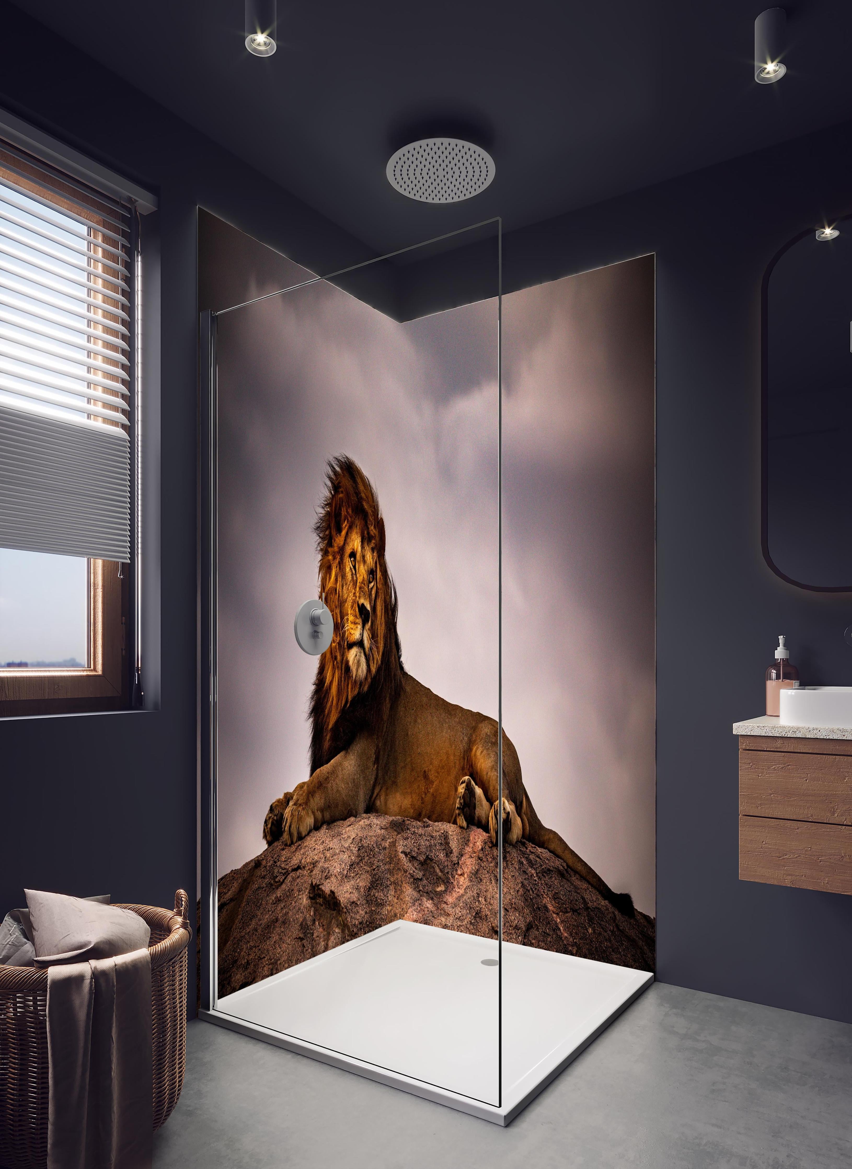 Duschrückwand - Löwe vor dunklem Himmel in hellem Badezimmer mit Regenduschkopf - zweiteilige Eck-Duschrückwand