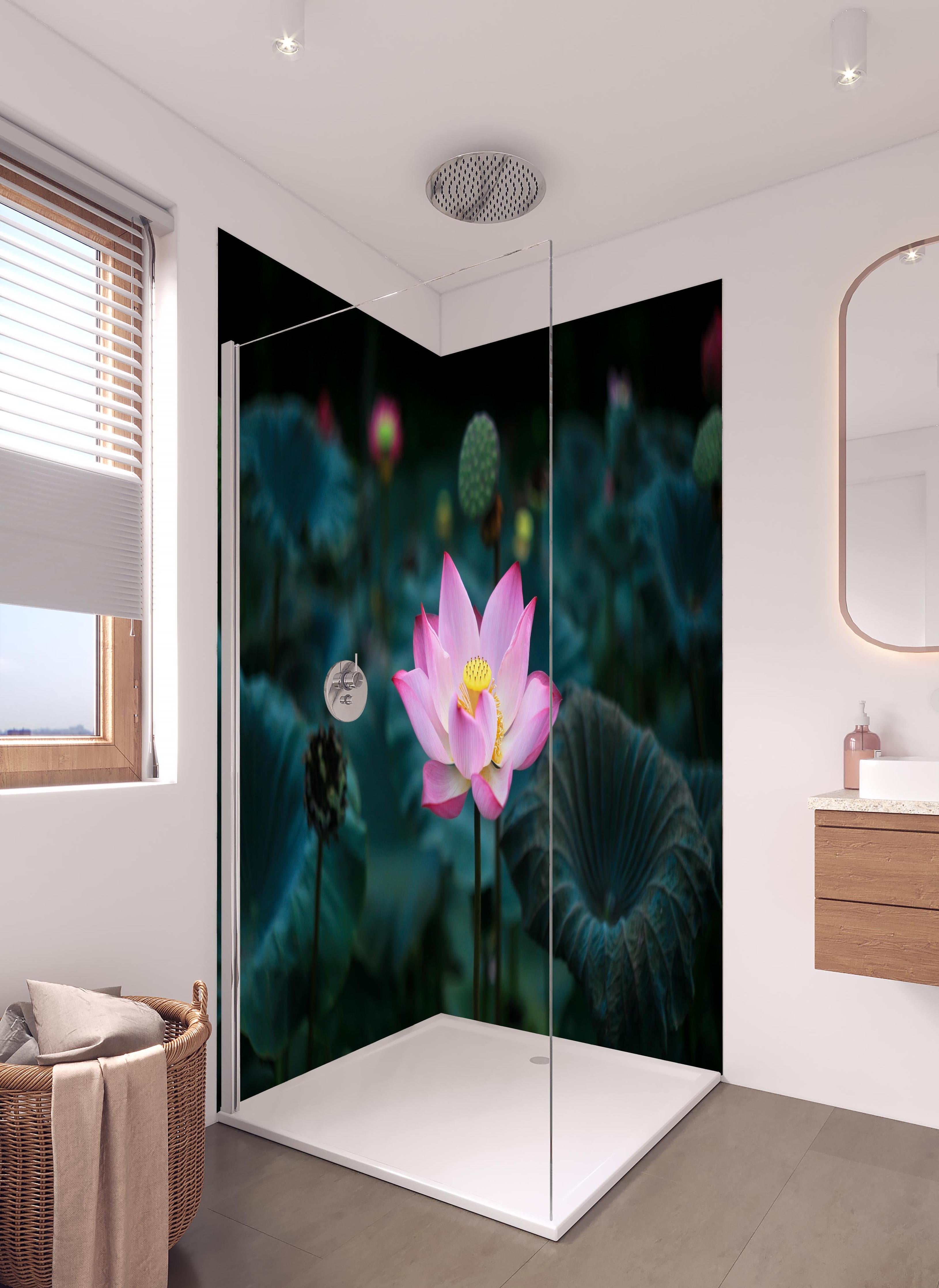 Duschrückwand - Lotosblume im Garten in hellem Badezimmer mit Regenduschkopf - zweiteilige Eck-Duschrückwand