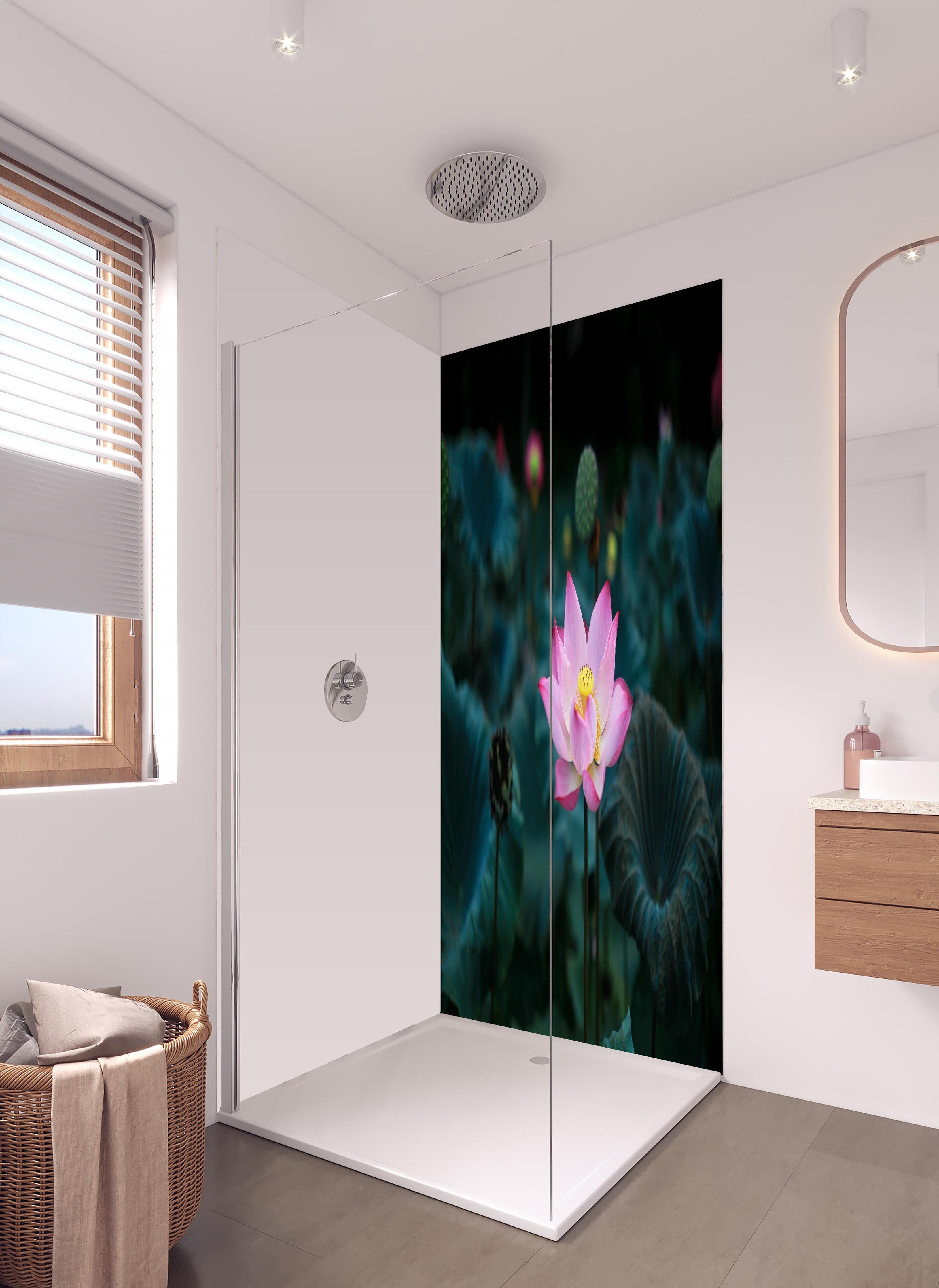 Duschrückwand - Lotosblume im Garten in hellem Badezimmer mit Regenduschkopf - zweiteilige Eck-Duschrückwand
