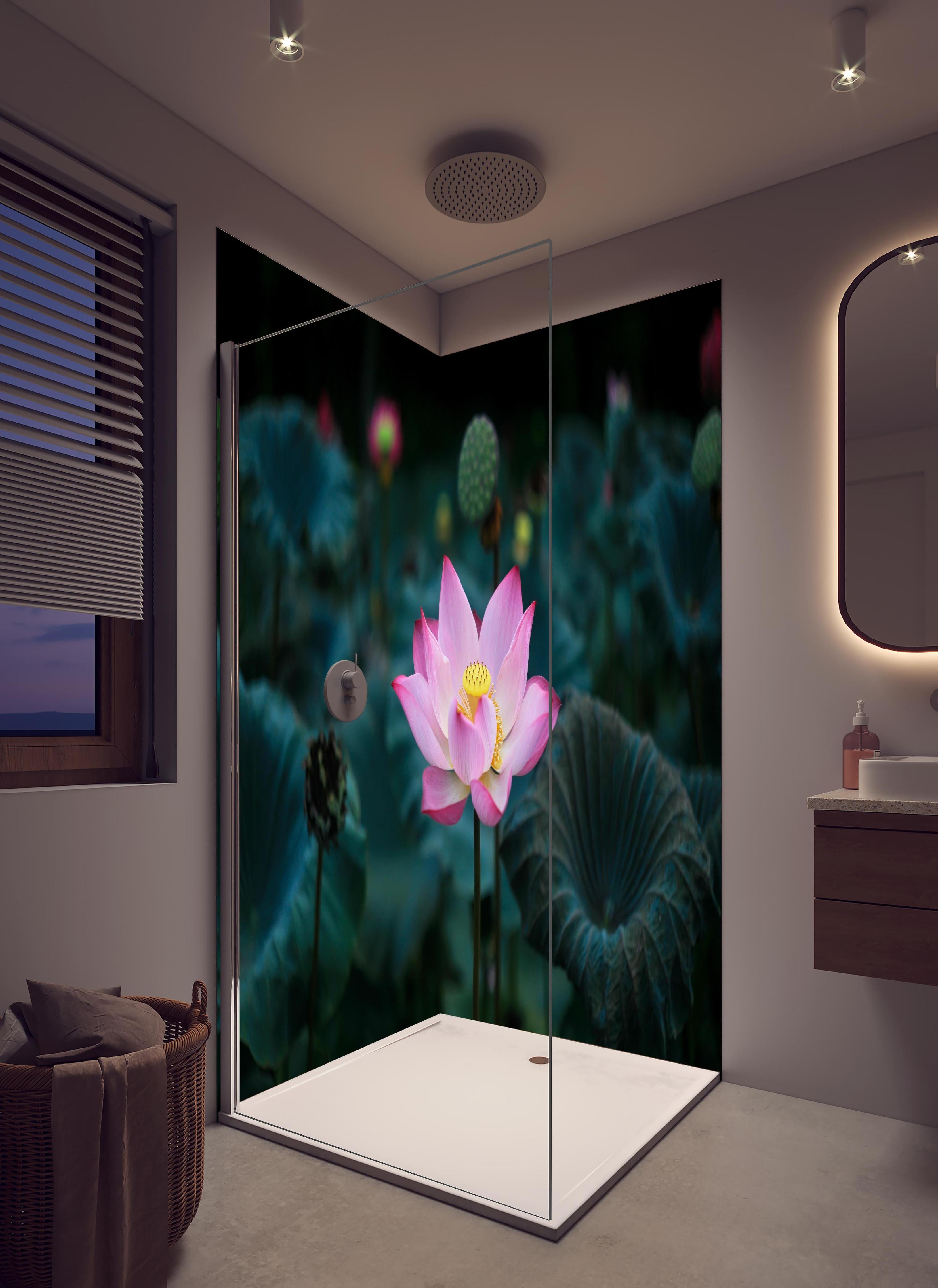 Duschrückwand - Lotosblume im Garten in hellem Badezimmer mit Regenduschkopf - zweiteilige Eck-Duschrückwand