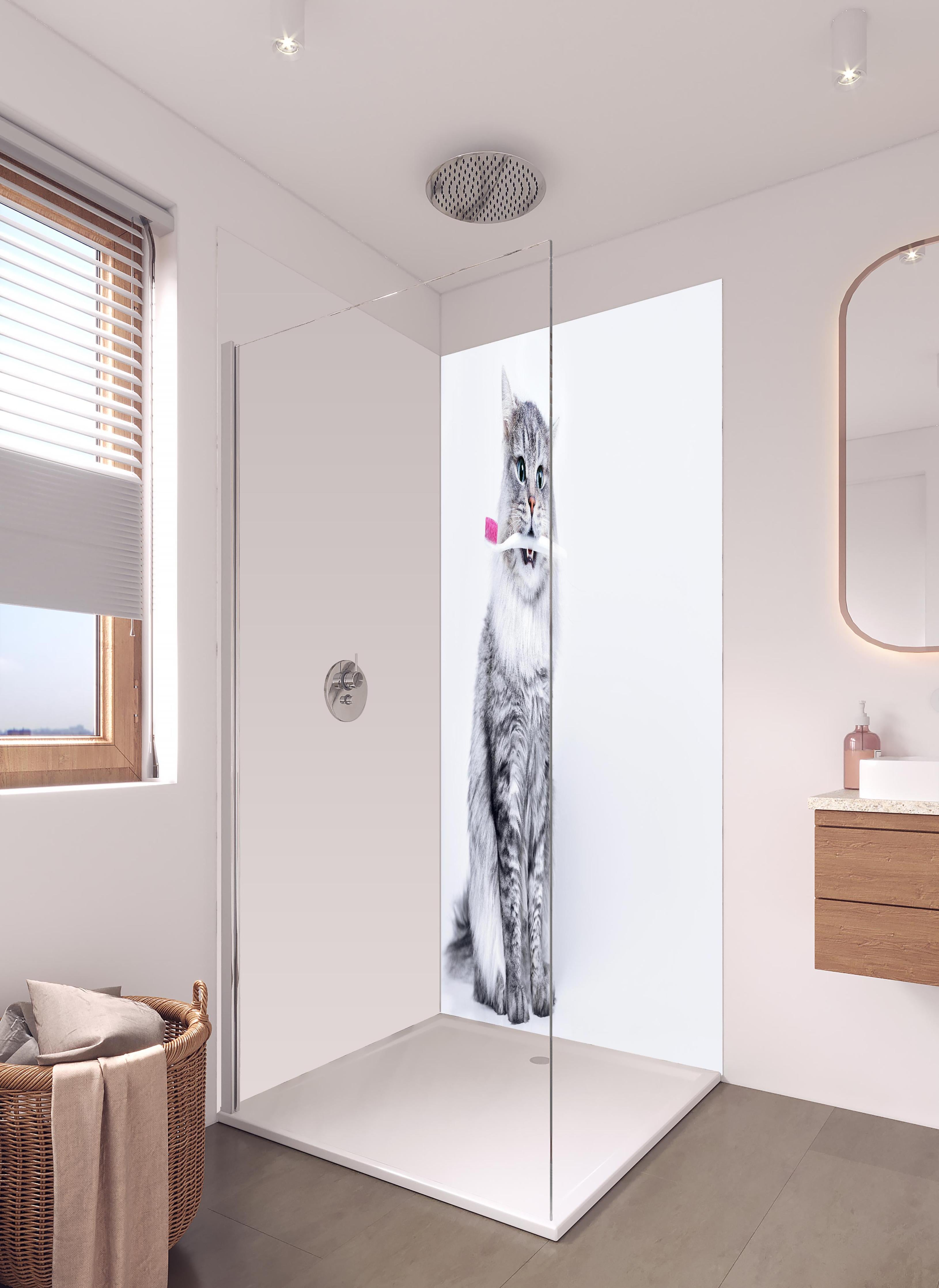 Duschrückwand - Lustige Katze mit Zahnbürste in hellem Badezimmer mit Regenduschkopf - zweiteilige Eck-Duschrückwand