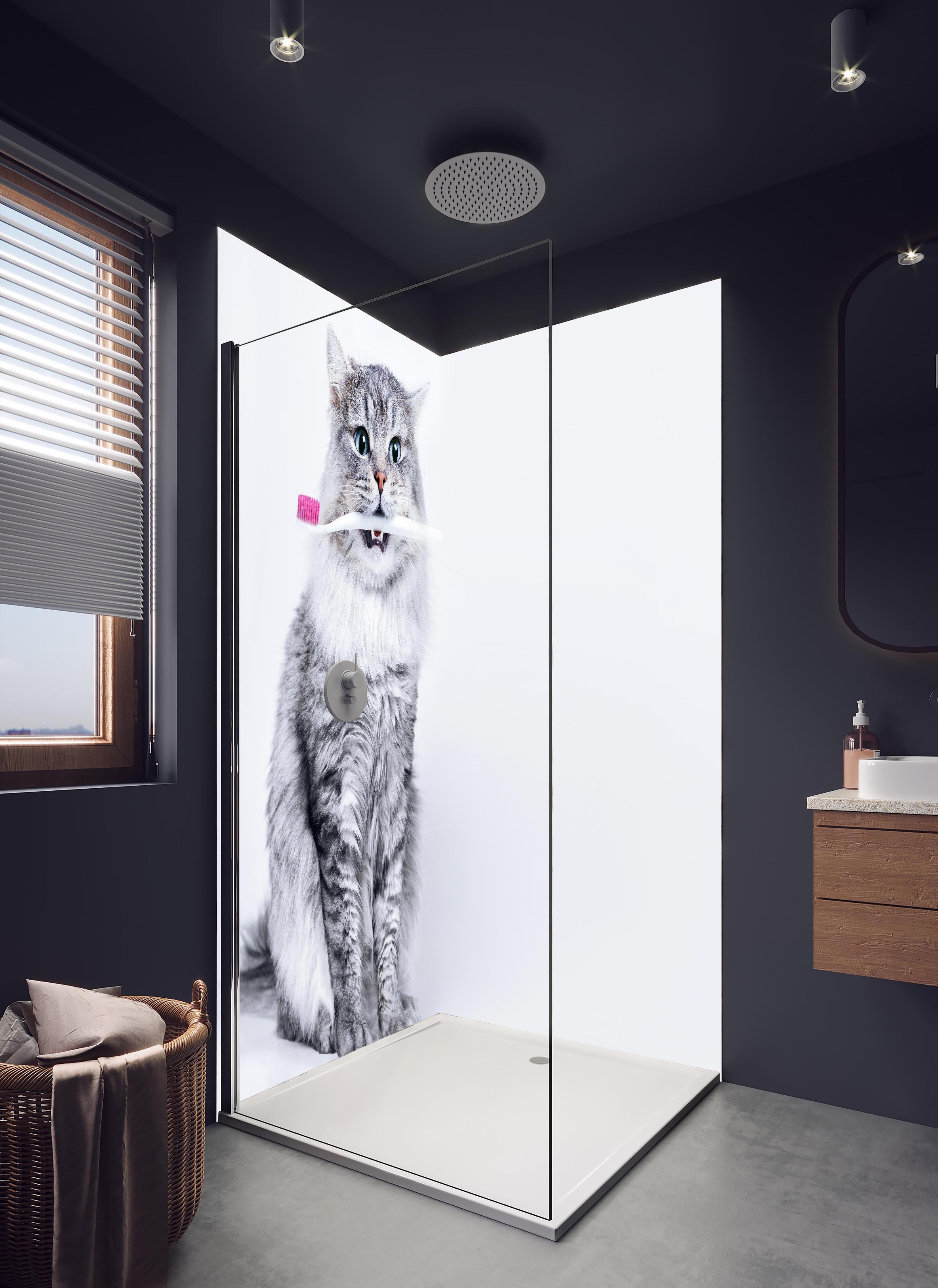 Duschrückwand - Lustige Katze mit Zahnbürste in hellem Badezimmer mit Regenduschkopf - zweiteilige Eck-Duschrückwand