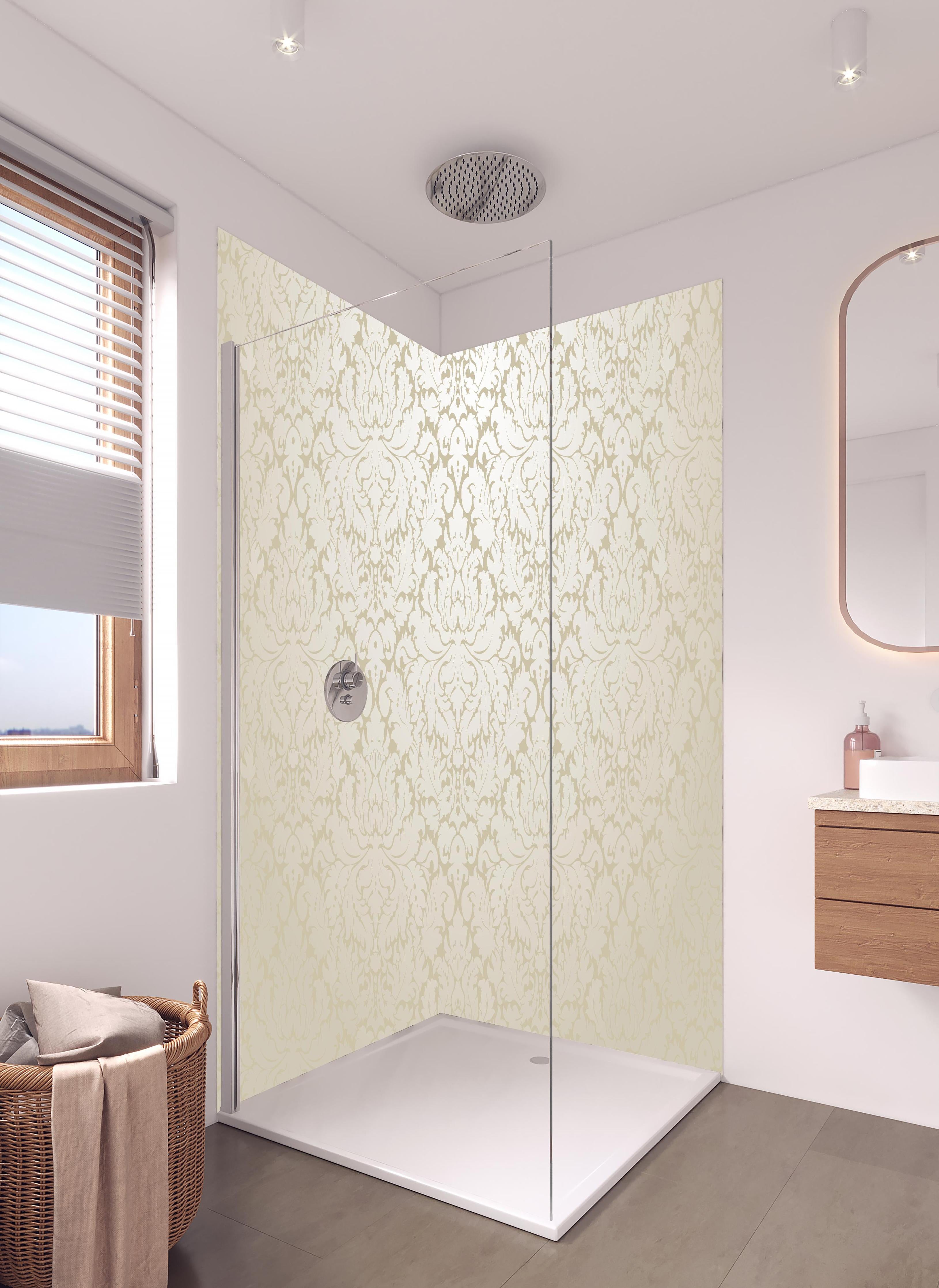 Duschrückwand - Luxuriöse Barock Tapete in Creme-Gold in hellem Badezimmer mit Regenduschkopf - zweiteilige Eck-Duschrückwand
