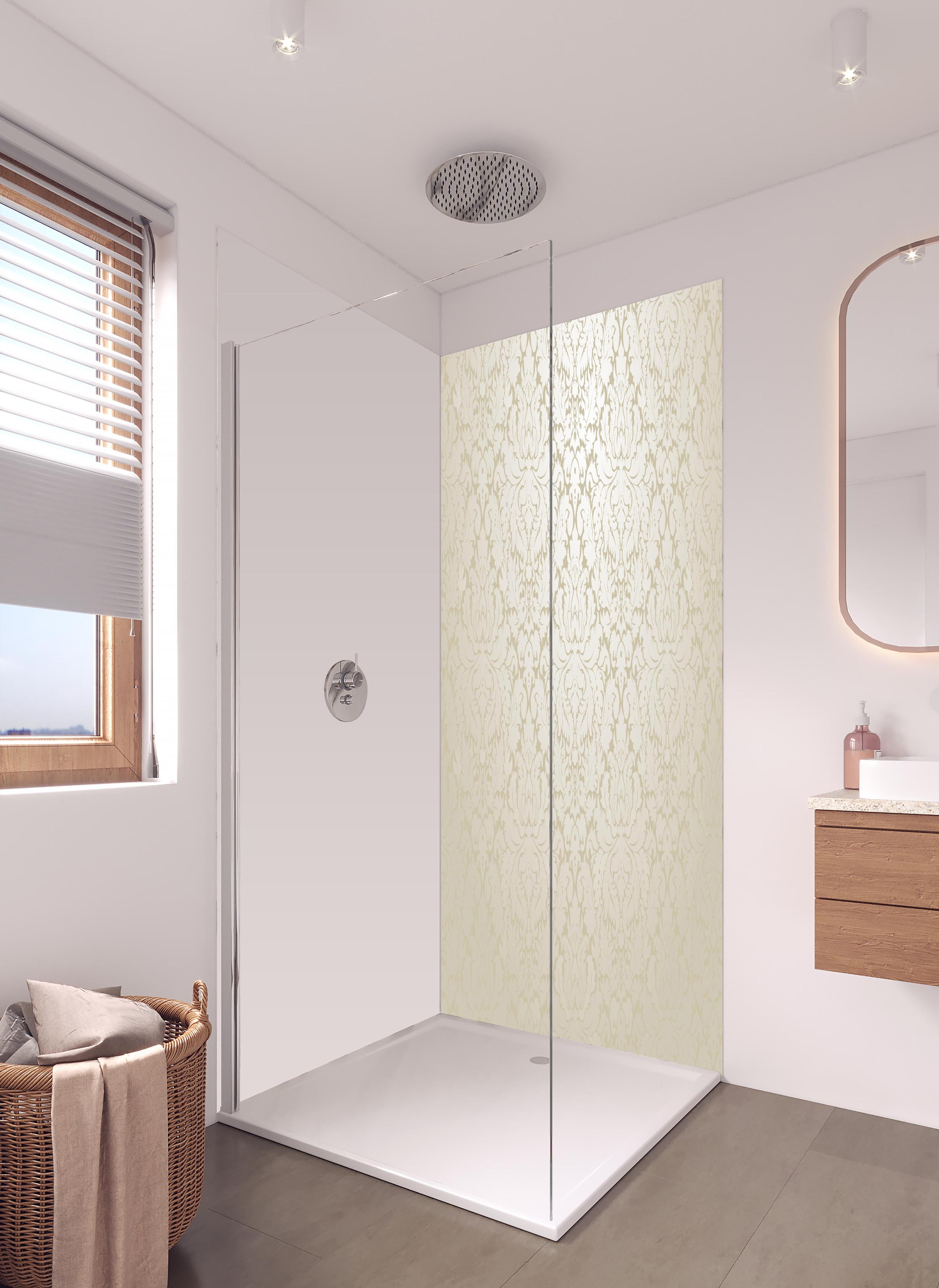 Duschrückwand - Luxuriöse Barock Tapete in Creme-Gold in hellem Badezimmer mit Regenduschkopf - zweiteilige Eck-Duschrückwand