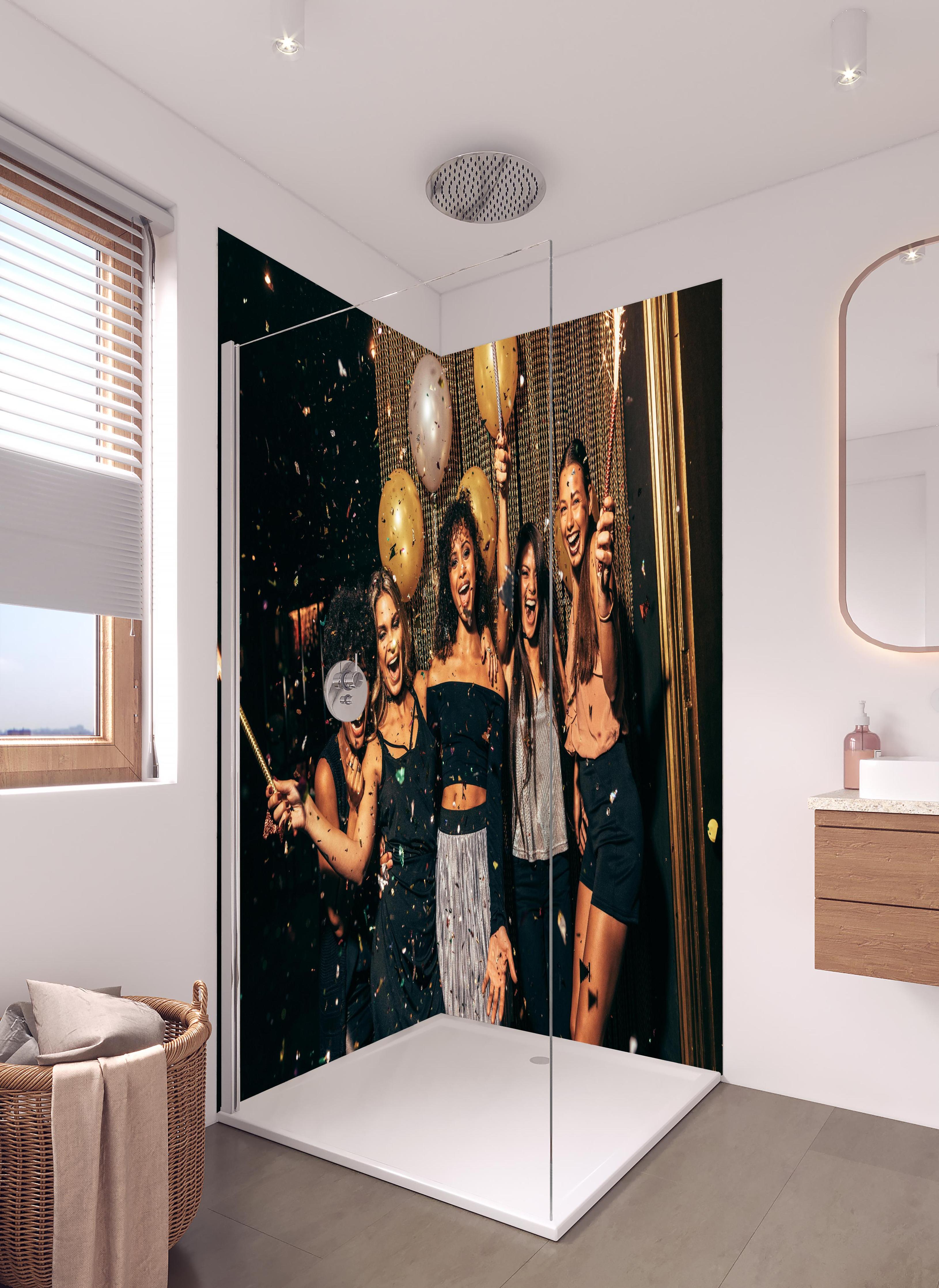 Duschrückwand - Mädchen im Nachtclub haben eine tolle Zeit in hellem Badezimmer mit Regenduschkopf - zweiteilige Eck-Duschrückwand
