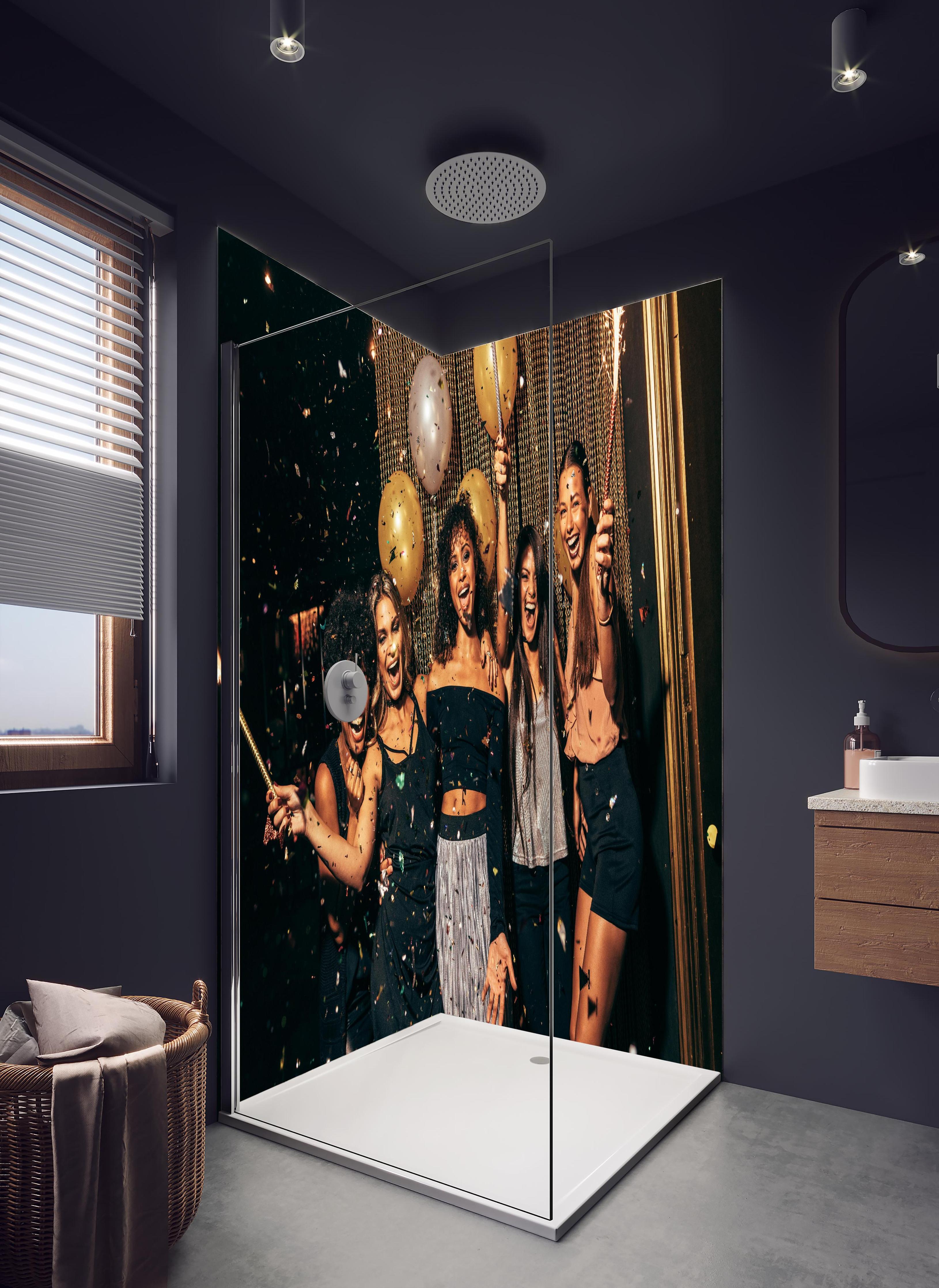 Duschrückwand - Mädchen im Nachtclub haben eine tolle Zeit in hellem Badezimmer mit Regenduschkopf - zweiteilige Eck-Duschrückwand