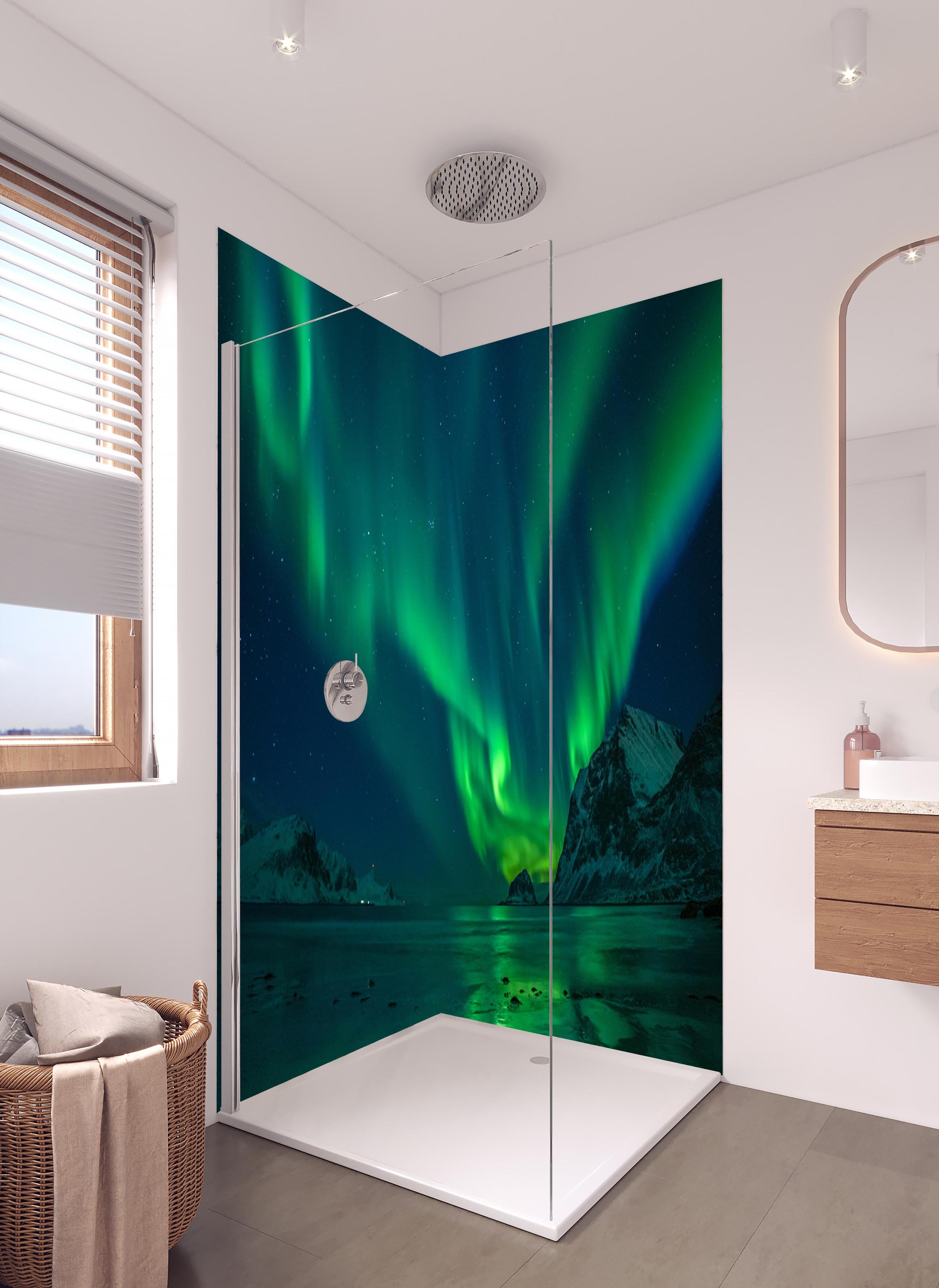 Duschrückwand - Magische Nordlichter am Strand in hellem Badezimmer mit Regenduschkopf - zweiteilige Eck-Duschrückwand