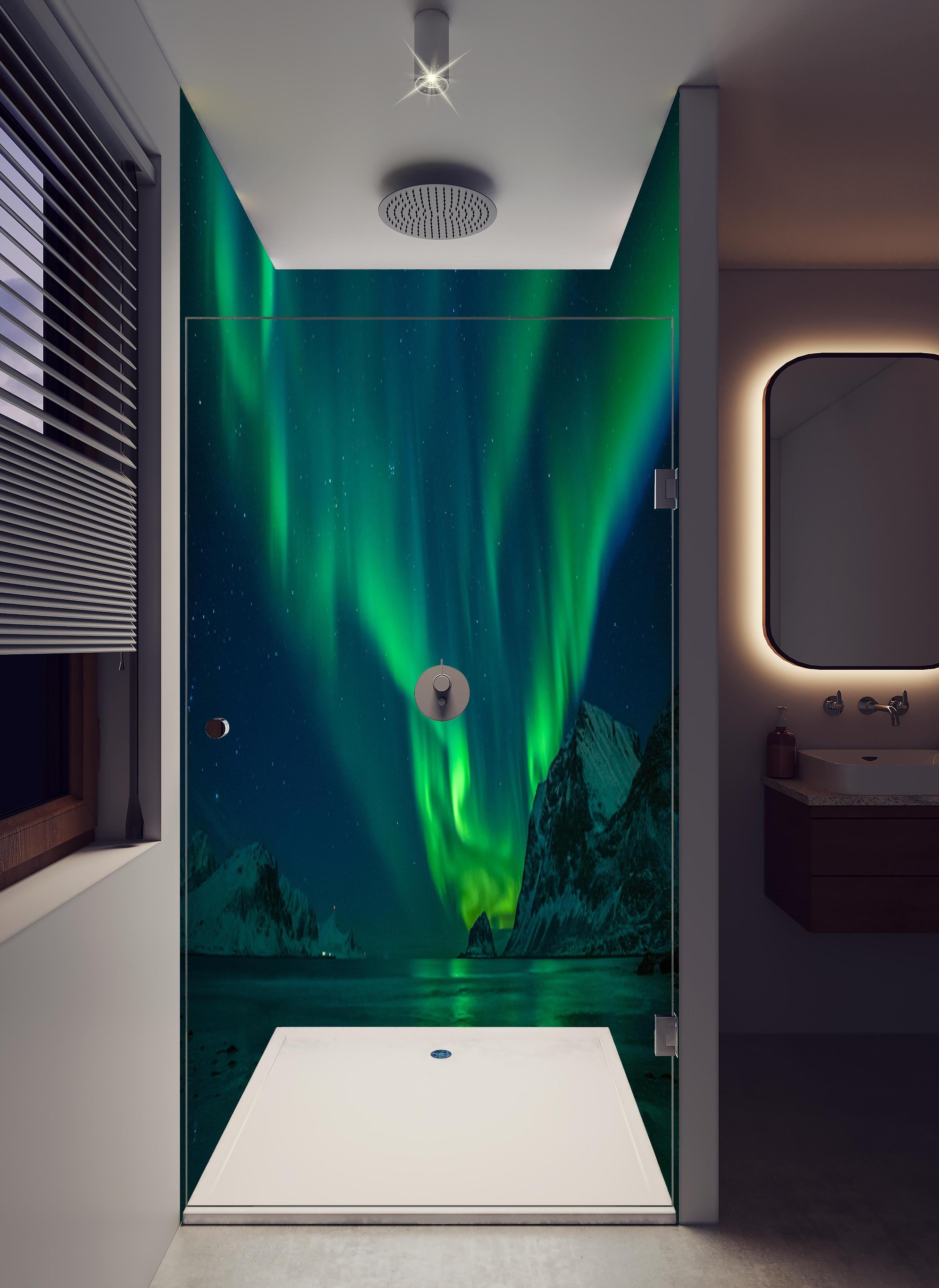 Duschrückwand - Magische Nordlichter am Strand in hellem Badezimmer mit Regenduschkopf - zweiteilige Eck-Duschrückwand
