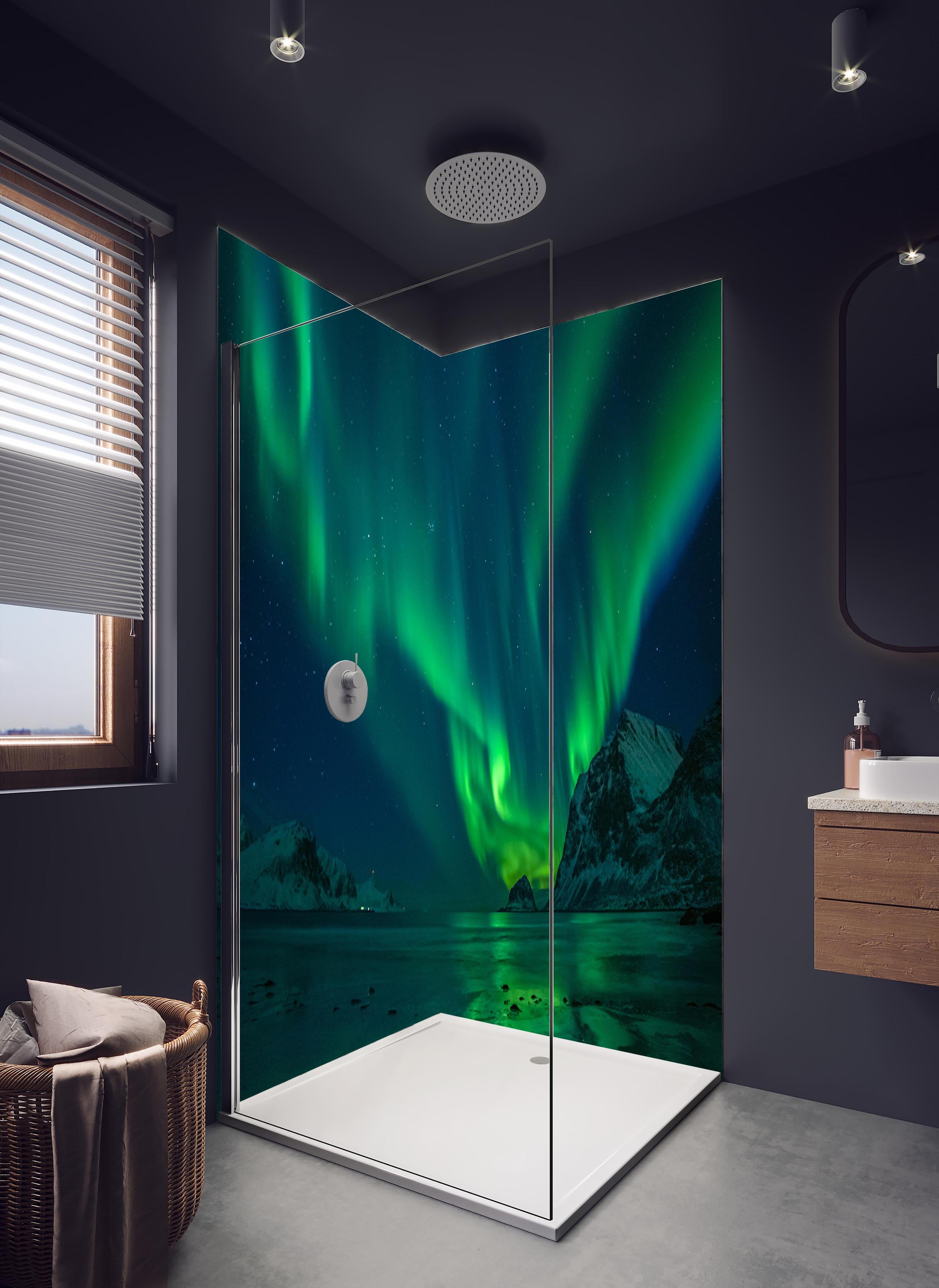 Duschrückwand - Magische Nordlichter am Strand in hellem Badezimmer mit Regenduschkopf - zweiteilige Eck-Duschrückwand