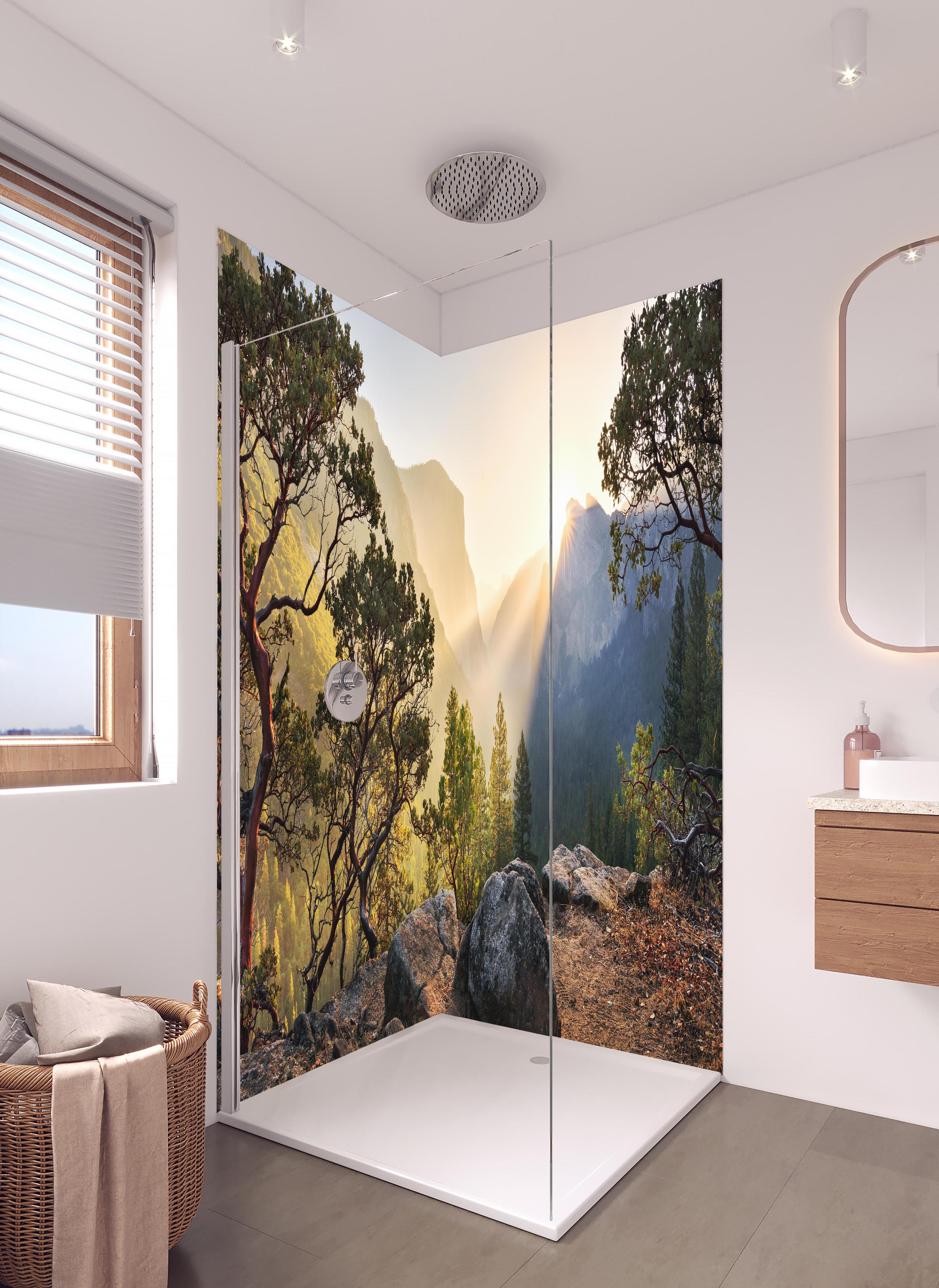 Duschrückwand - Magischer Sonnenuntergang im Yosemite Nationalpark in hellem Badezimmer mit Regenduschkopf - zweiteilige Eck-Duschrückwand