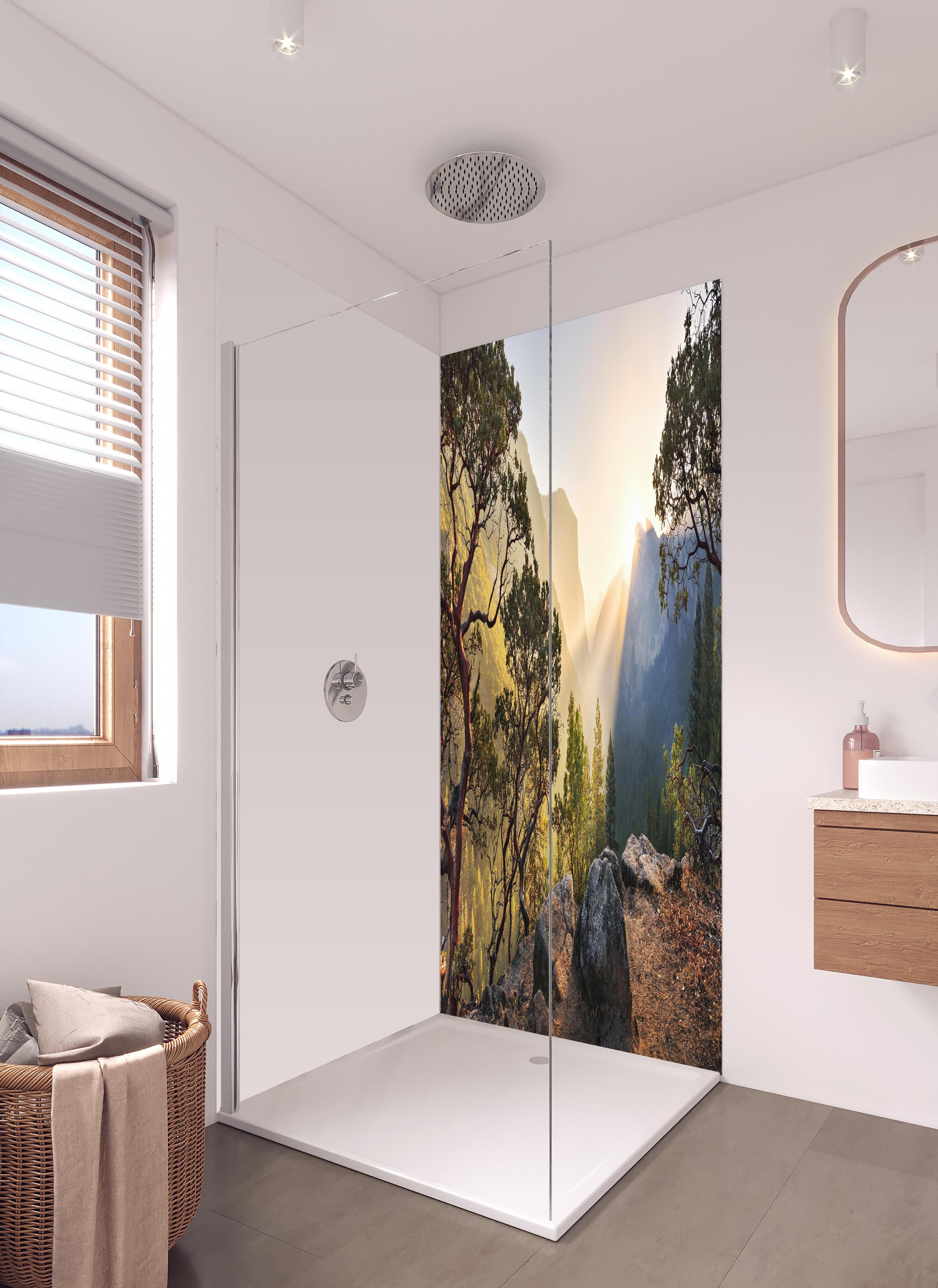 Duschrückwand - Magischer Sonnenuntergang im Yosemite Nationalpark in hellem Badezimmer mit Regenduschkopf - zweiteilige Eck-Duschrückwand