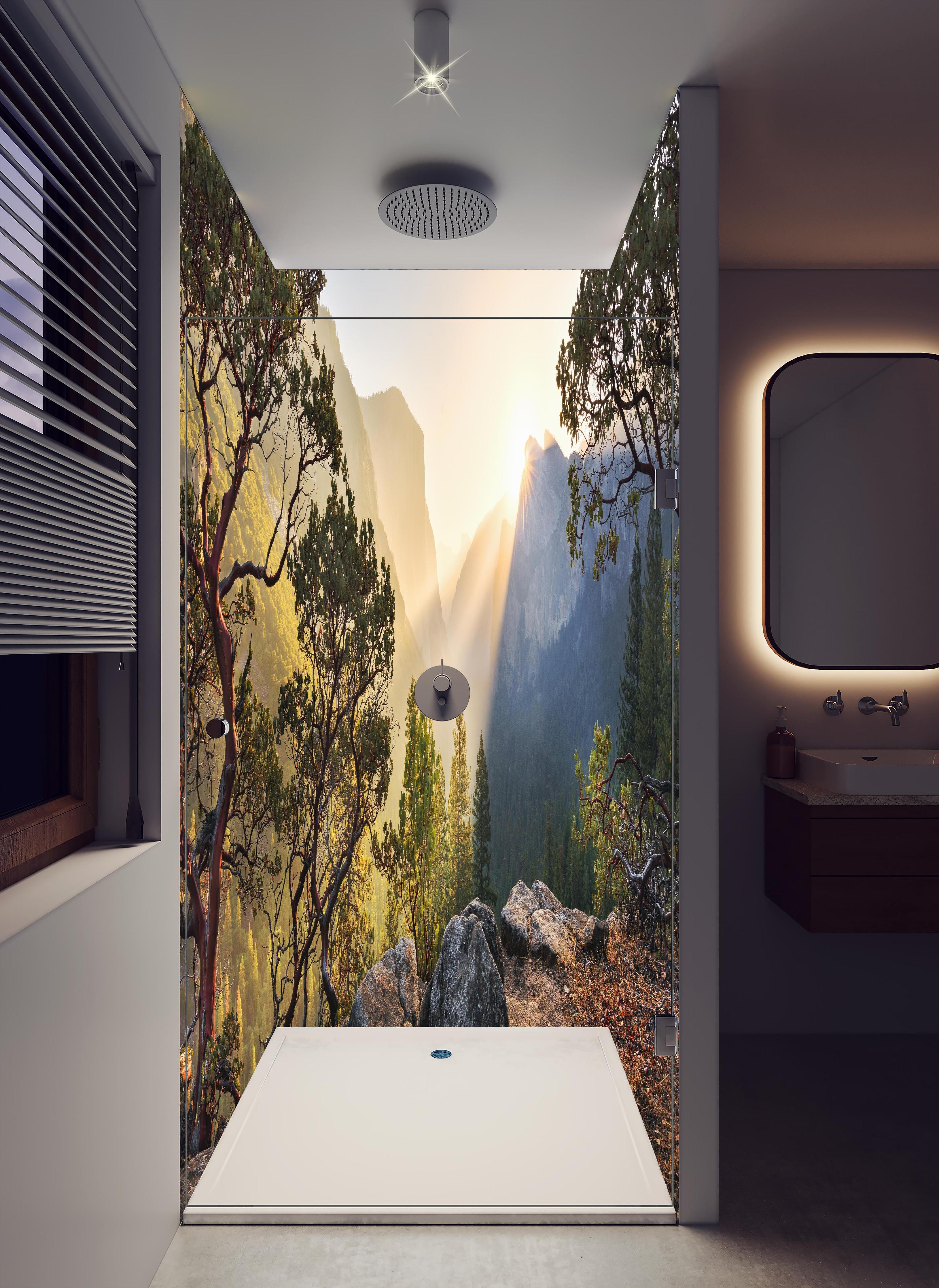Duschrückwand - Magischer Sonnenuntergang im Yosemite Nationalpark in hellem Badezimmer mit Regenduschkopf - zweiteilige Eck-Duschrückwand