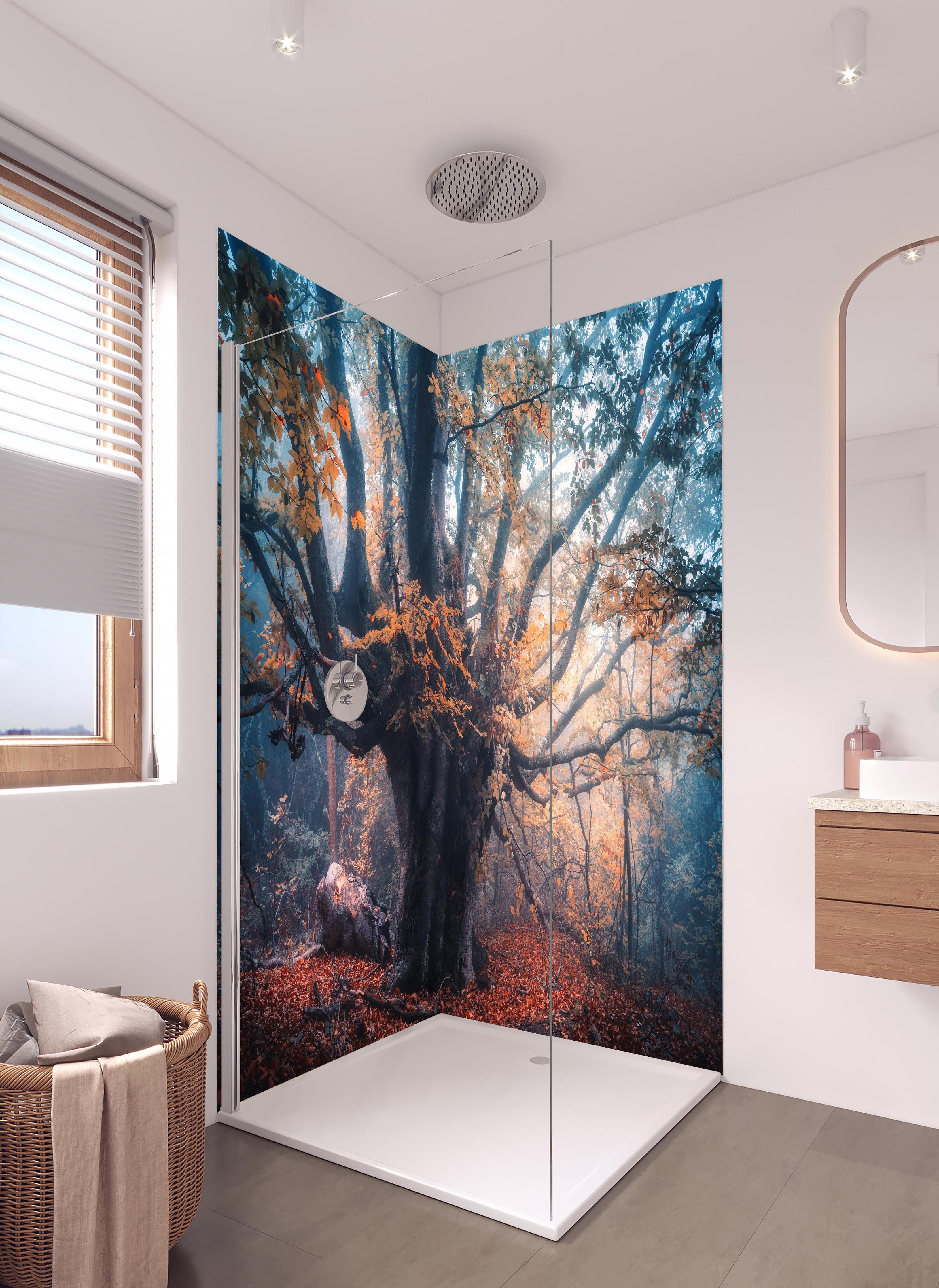 Duschrückwand - Magischer alter Baum im Herbst in hellem Badezimmer mit Regenduschkopf - zweiteilige Eck-Duschrückwand