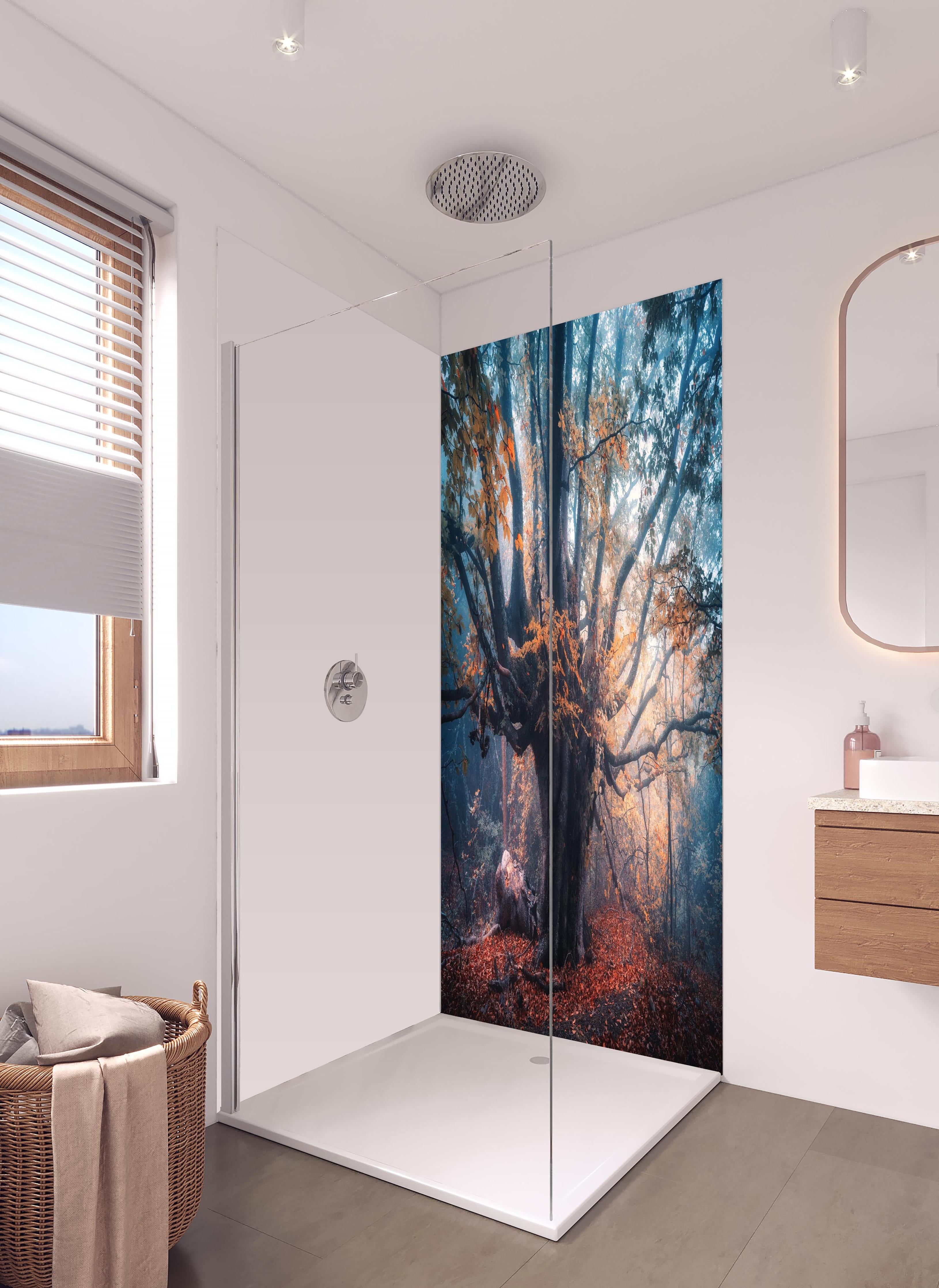 Duschrückwand - Magischer alter Baum im Herbst in hellem Badezimmer mit Regenduschkopf - zweiteilige Eck-Duschrückwand
