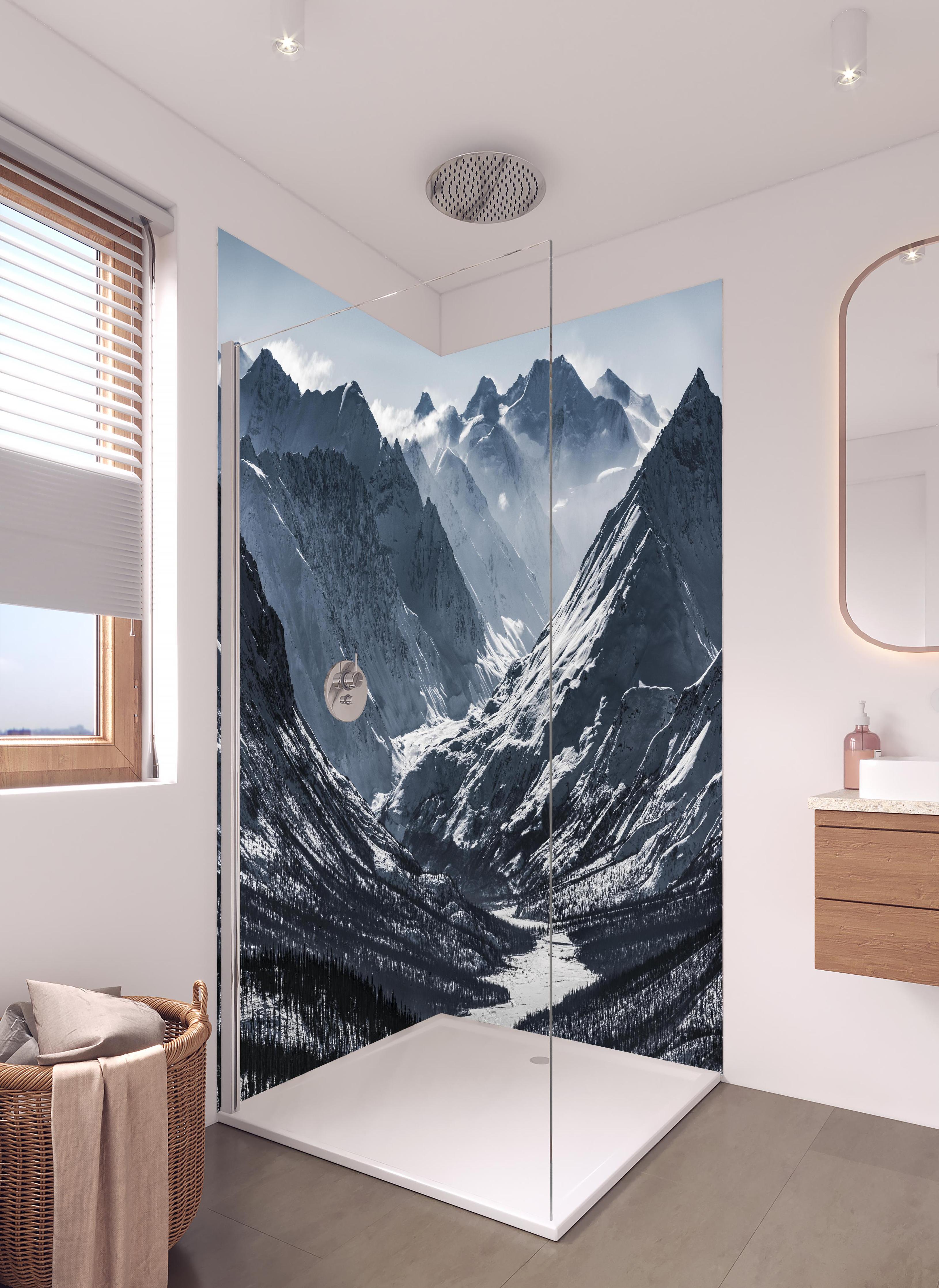 Duschrückwand - Majestätische Alaskanische Schneeberge in hellem Badezimmer mit Regenduschkopf - zweiteilige Eck-Duschrückwand