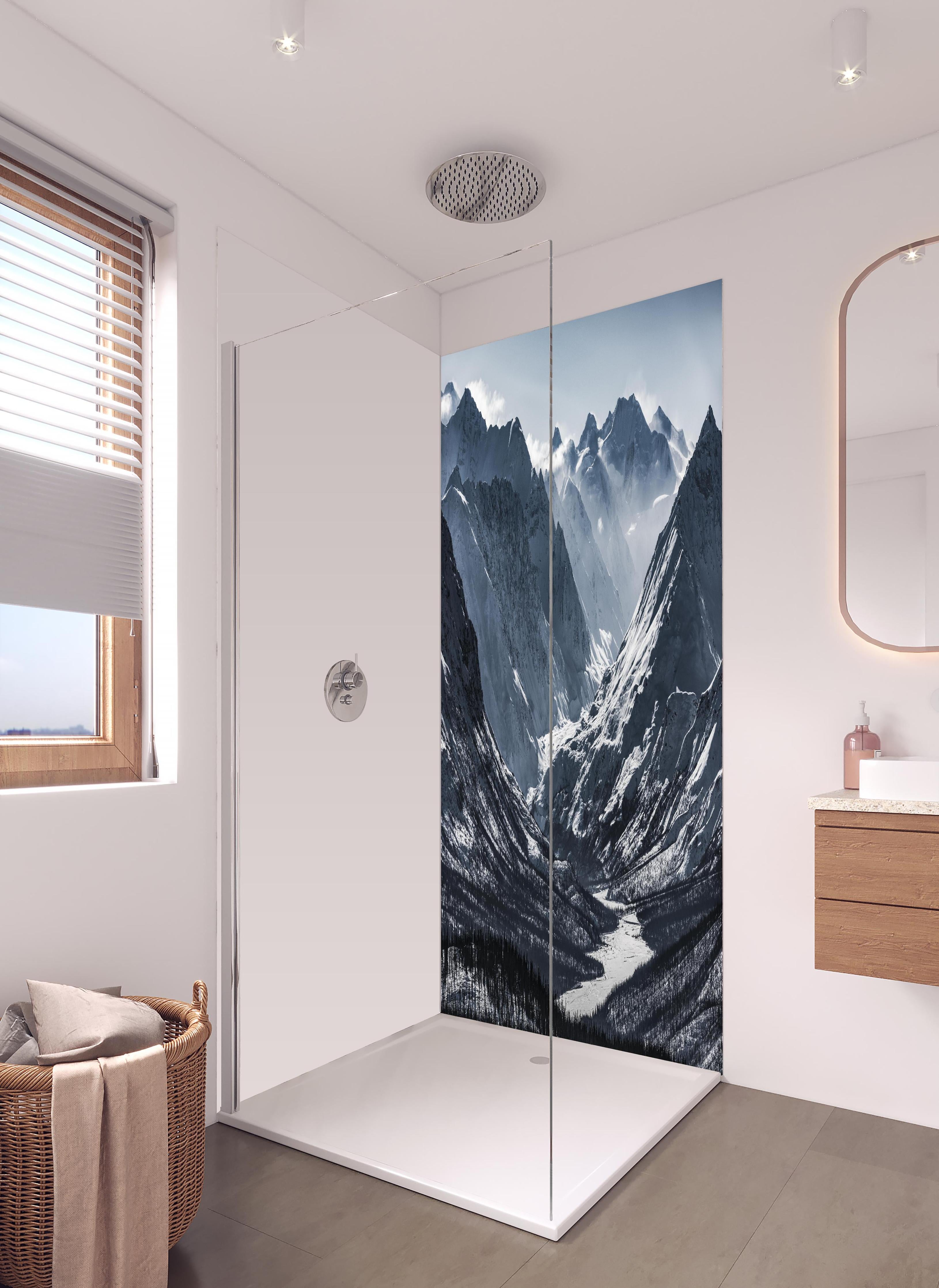 Duschrückwand - Majestätische Alaskanische Schneeberge in hellem Badezimmer mit Regenduschkopf - zweiteilige Eck-Duschrückwand